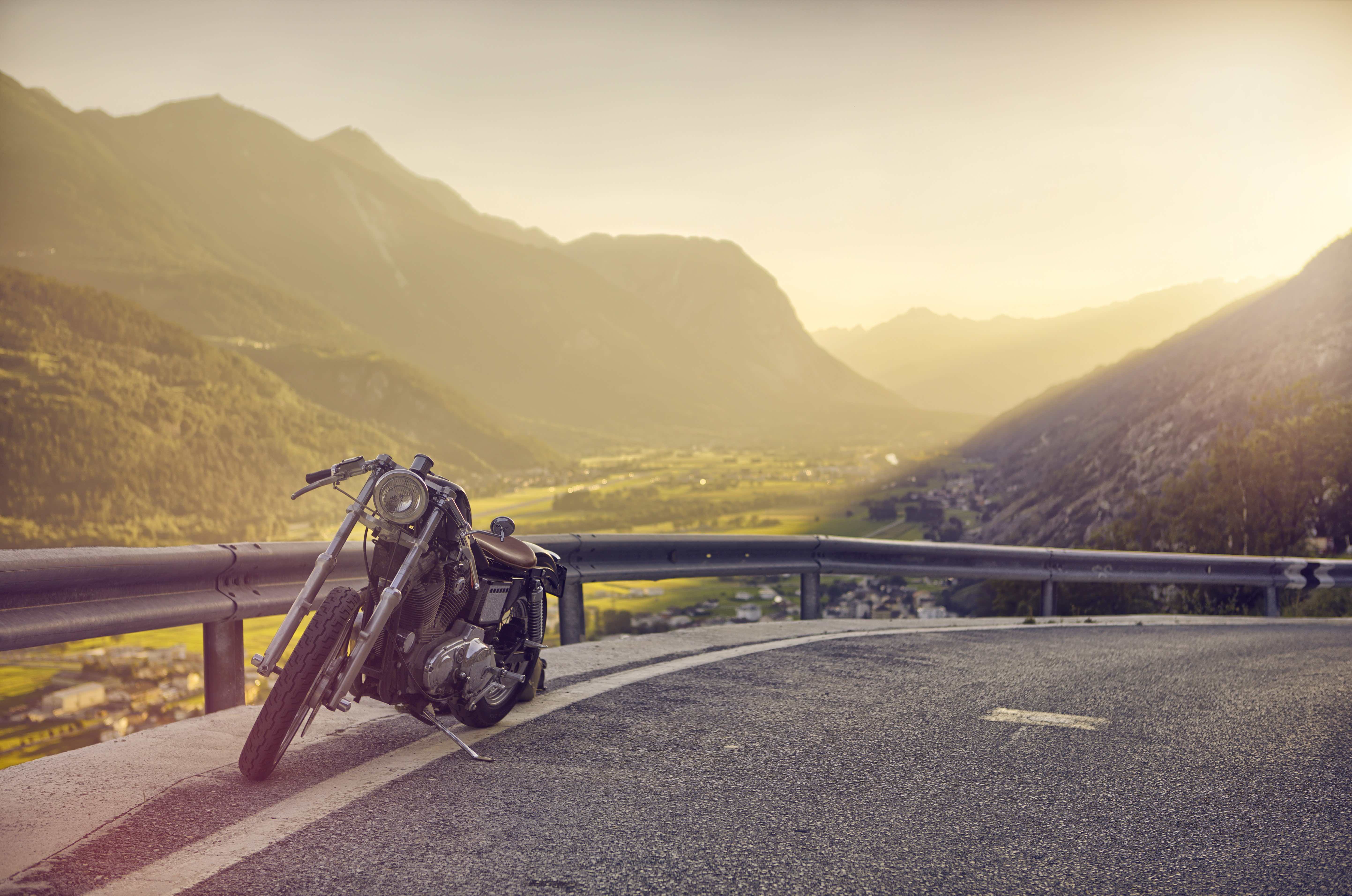 Moto sur la route de Goppenstein à Gampel avec vue sur la vallée du Rhône, Valais