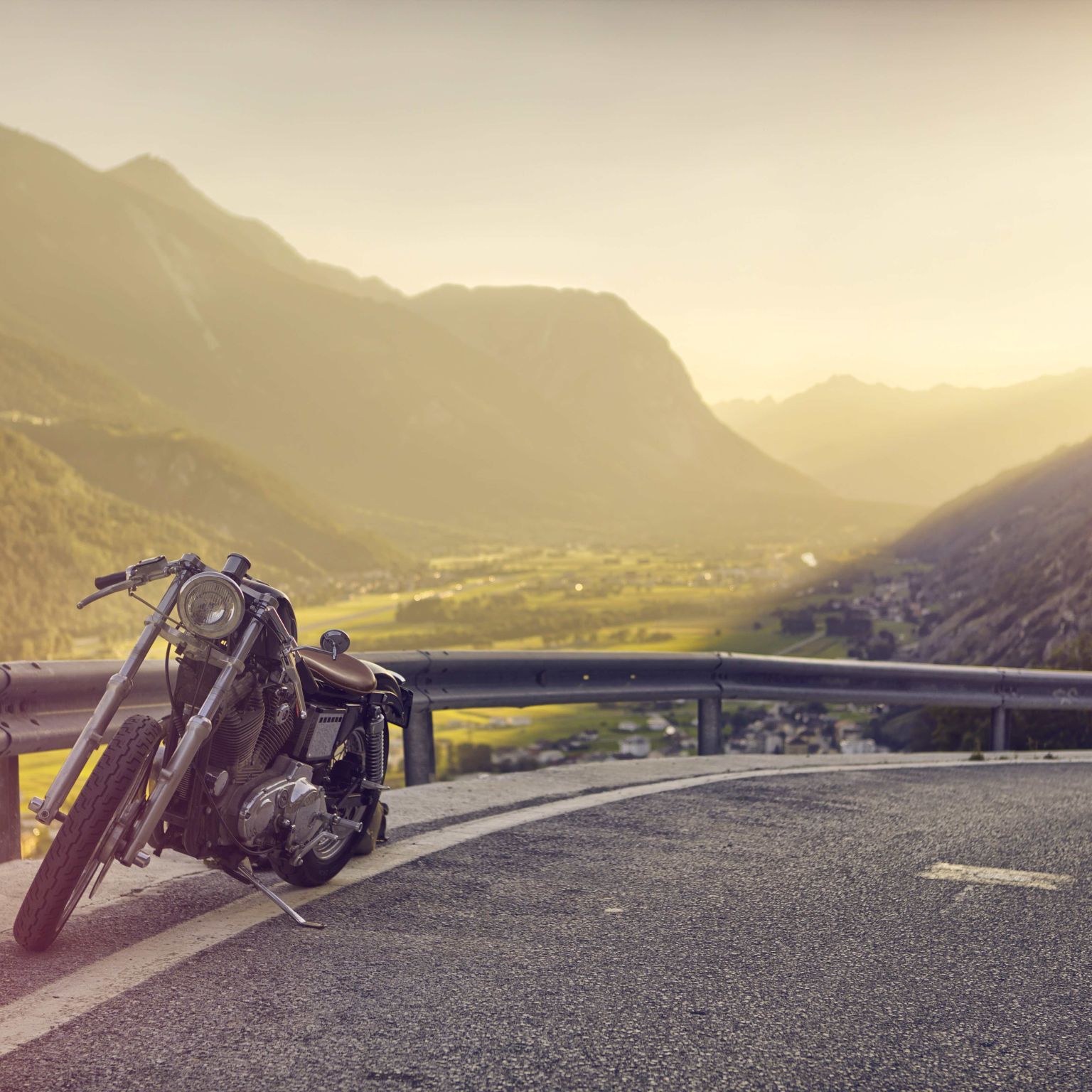Moto sur la route de Goppenstein à Gampel avec vue sur la vallée du Rhône, Valais