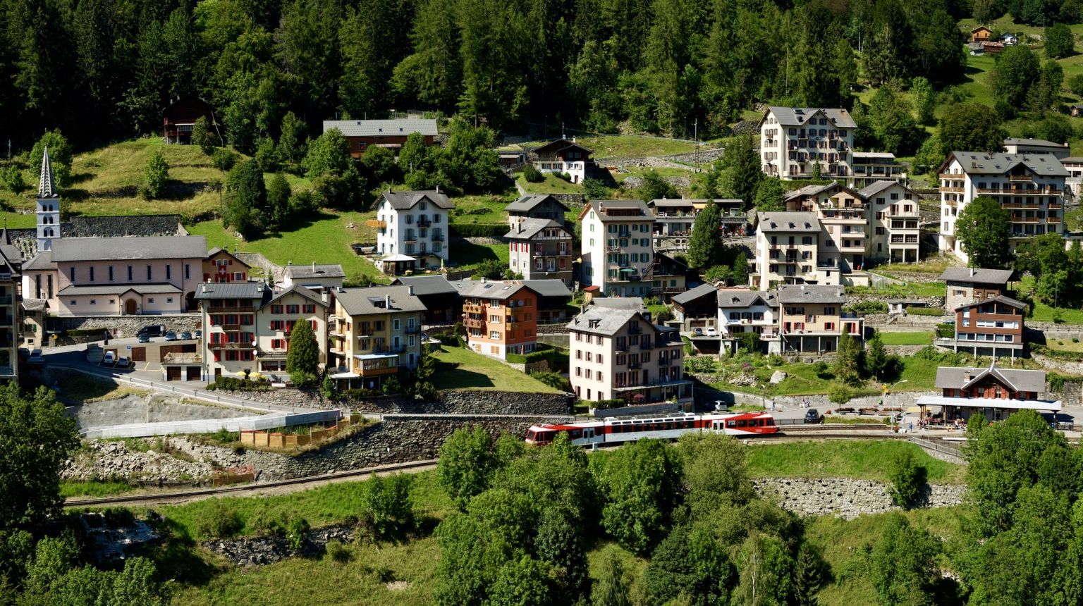 Finhaut, situé dans la vallée du Trient, avec ses hôtels Belle Époque et son église rouge framboise, Valais, Suisse