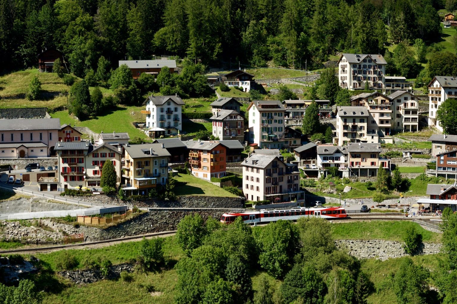 Das im Trient-Tal gelegene Finhaut mit seinen Belle-Époque-Hotels und seiner himbeerroten Kirche, Wallis, Schweiz