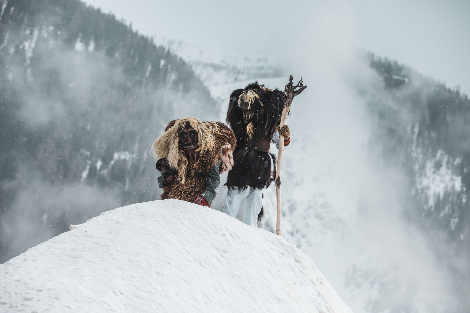 Die für das Lötschental typischen, maskierten Fasnachtsgestalten, die sogenannten Tschäggättä, Fasnacht, Lötschental, Wallis, Schweiz