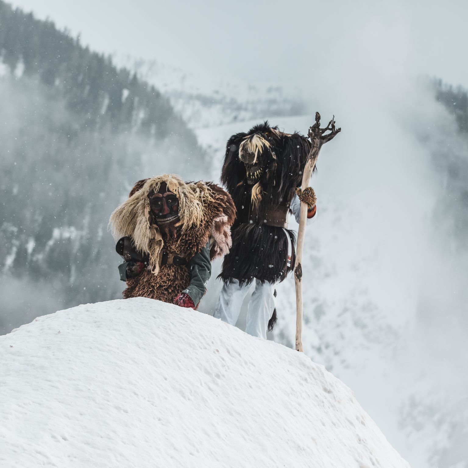 Die für das Lötschental typischen, maskierten Fasnachtsgestalten, die sogenannten Tschäggättä, Fasnacht, Lötschental, Wallis, Schweiz