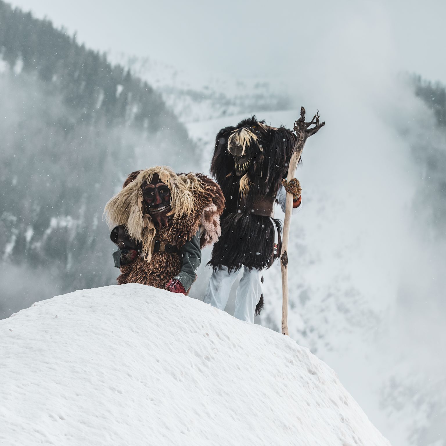 Die für das Lötschental typischen, maskierten Fasnachtsgestalten, die sogenannten Tschäggättä, Fasnacht, Lötschental, Wallis, Schweiz