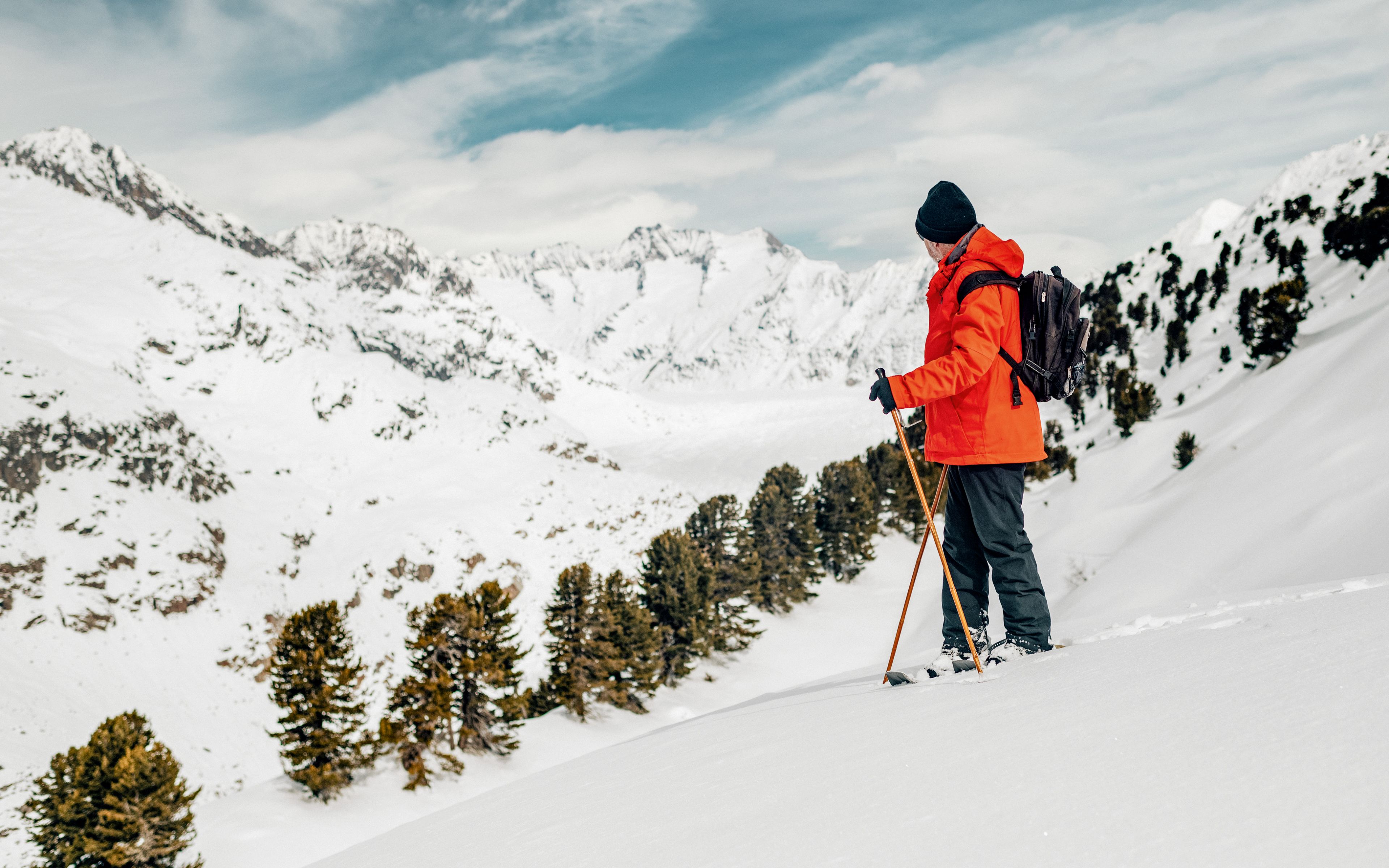 «Eine Schneeschuhtour morgen? Gerne, ich hätte da eine schöne Idee. Waren sie schon mal im Aletschwald?», Wallis, Schweiz