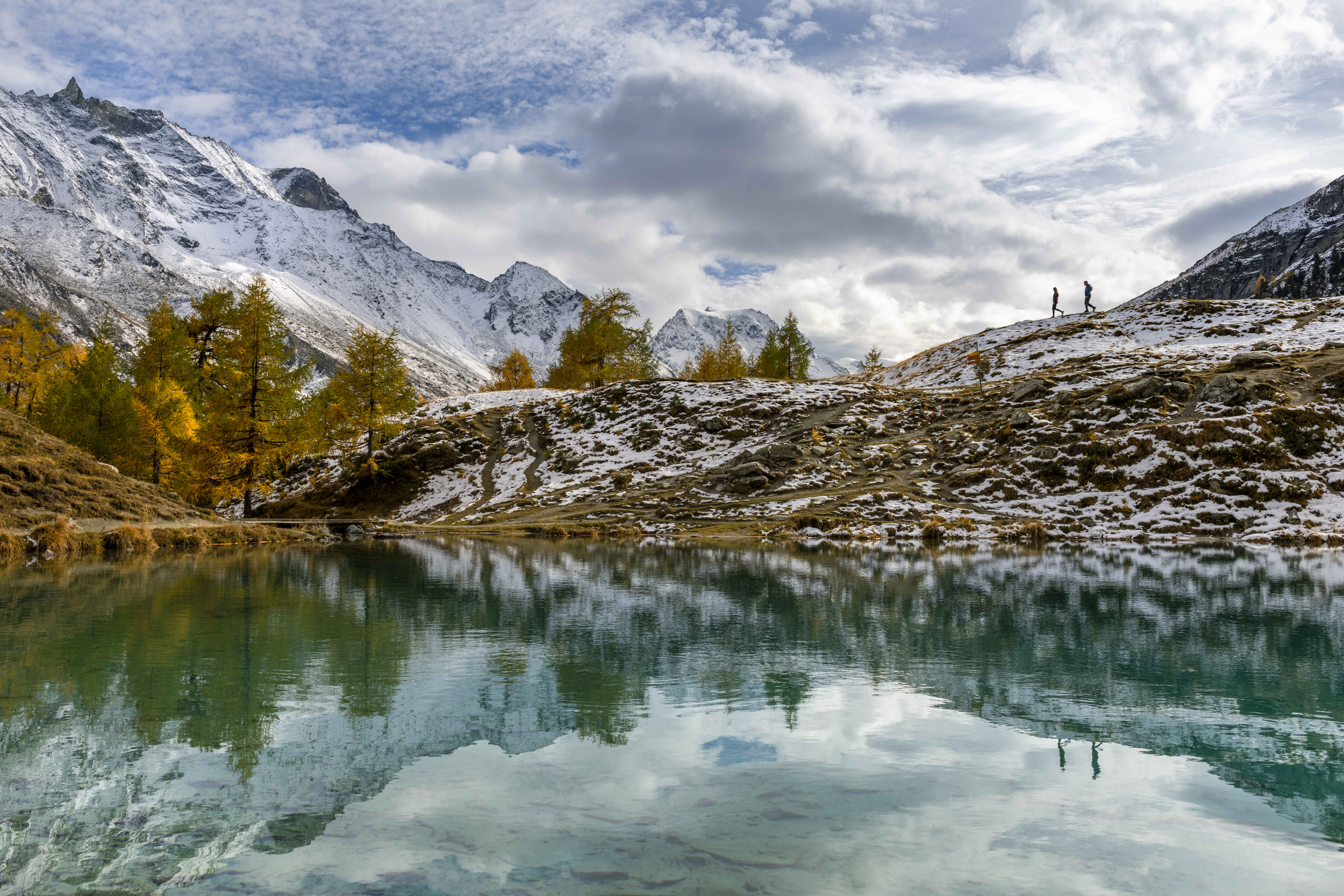 Spiegelung der Dent de Perroc und Wanderer auf dem blauen See (Lac bleu), Arolla, Wallis, Schweiz