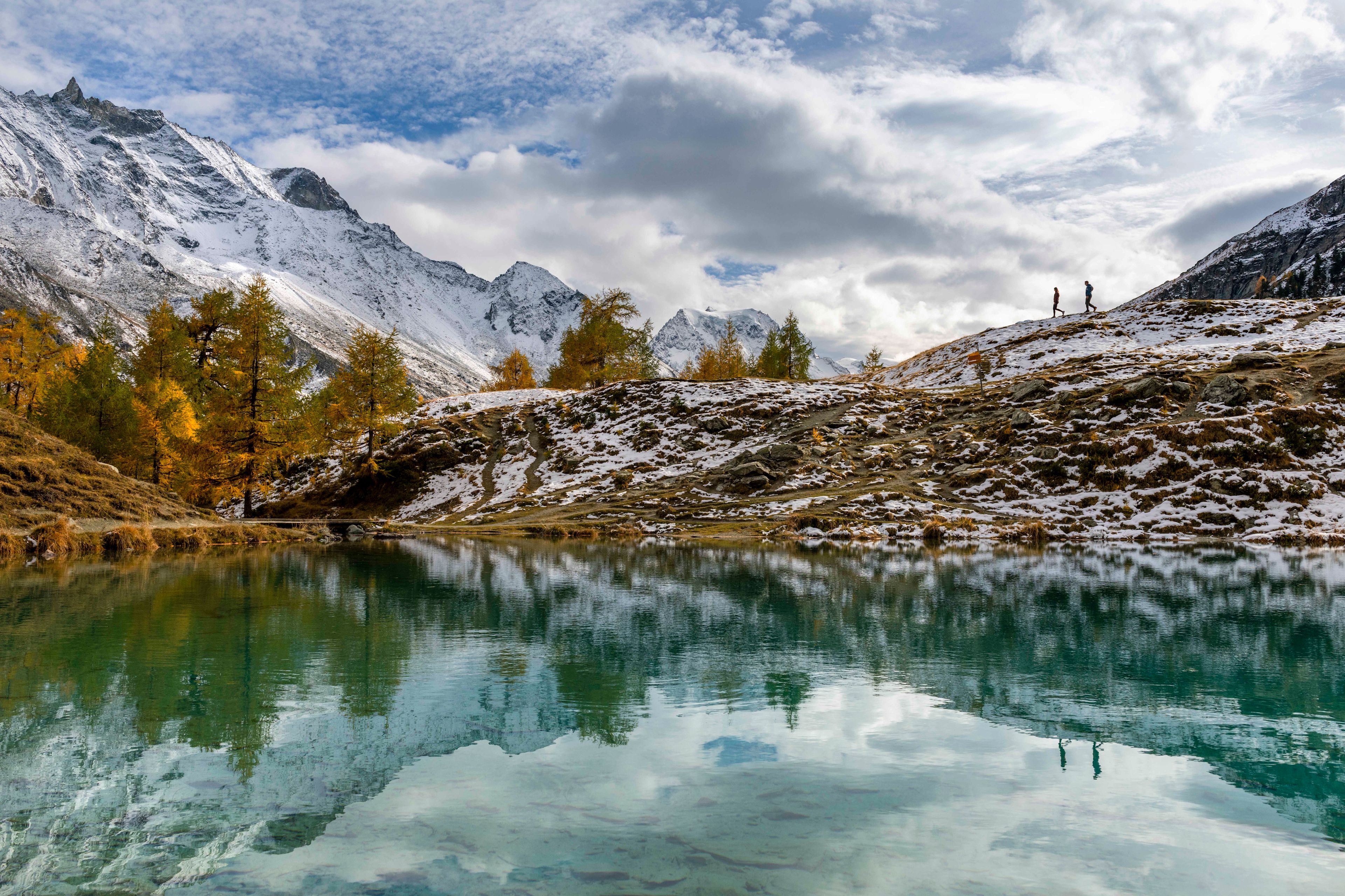 Spiegelung der Dent de Perroc und Wanderer auf dem blauen See (Lac bleu), Arolla, Wallis, Schweiz