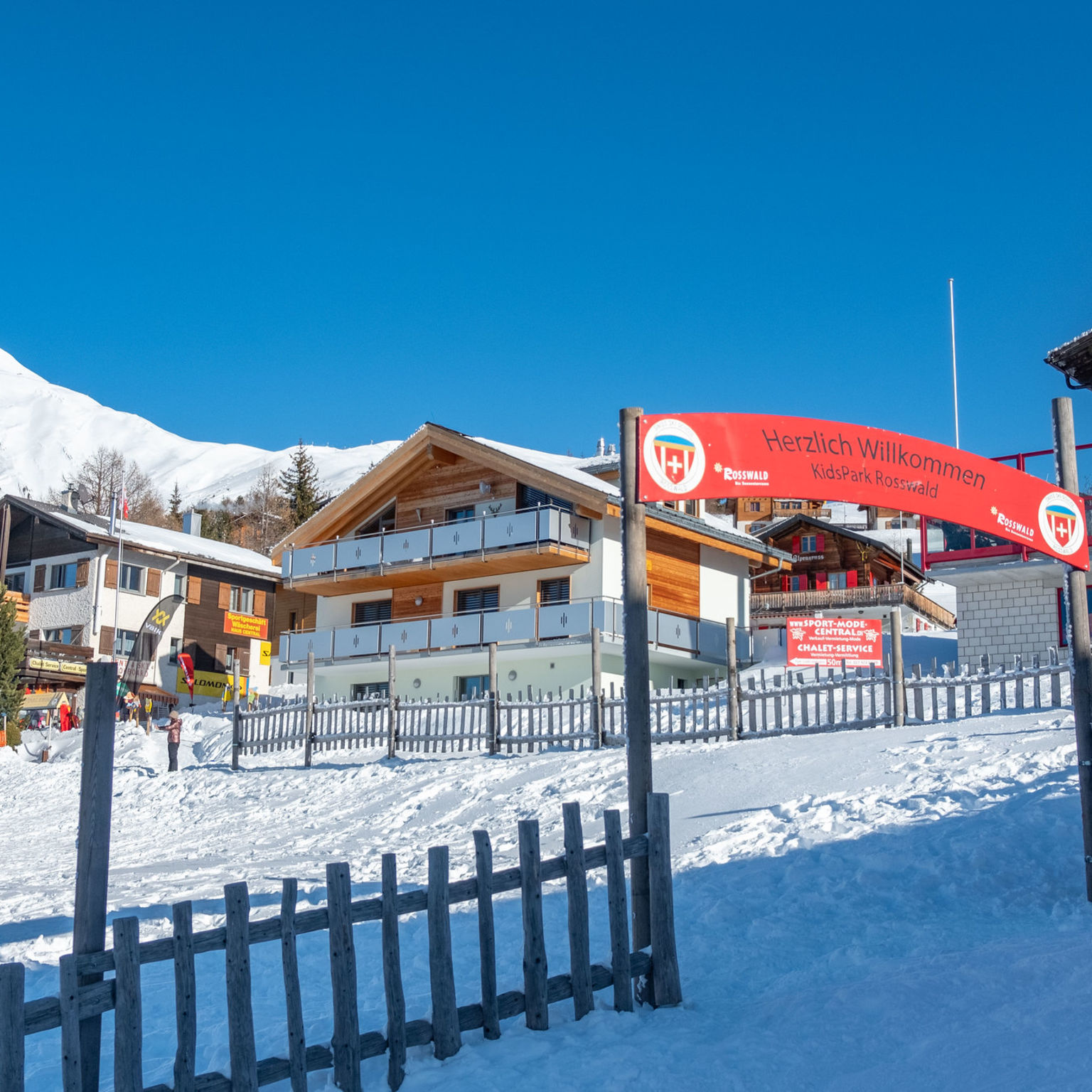 Jardin des neiges à Rosswald avec tapis magique, espace d’apprentissage et visibilité optimale pour les parents
