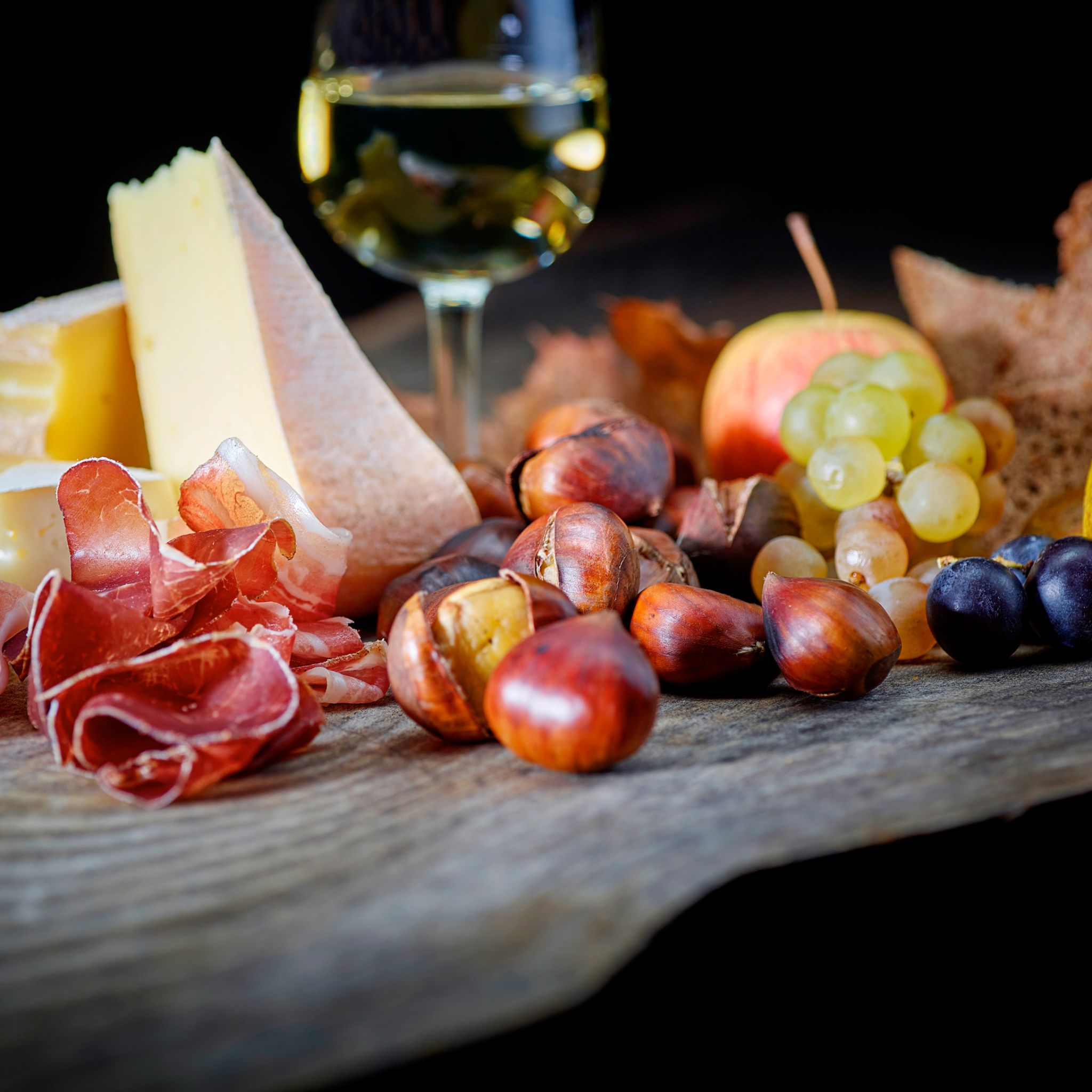 Brisolée, marrons chauds avec viande séchée, fromage et fruits, spécialité du Valais