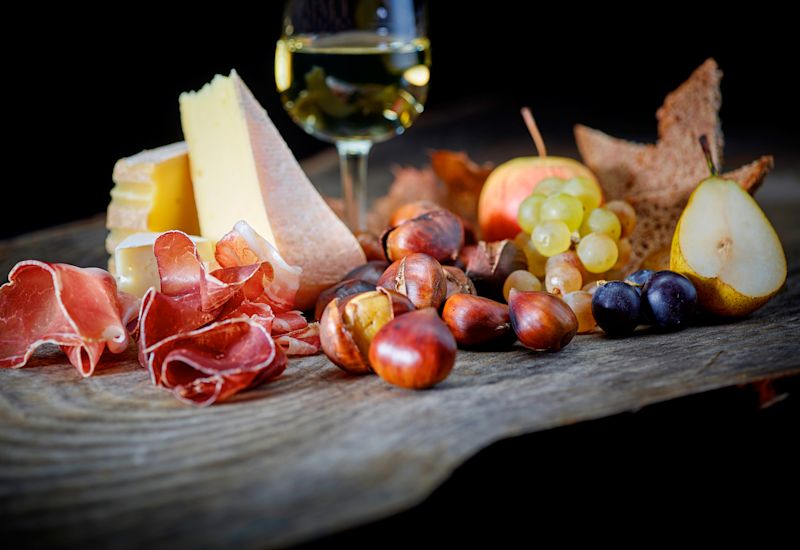 Brisolée, marrons chauds avec viande séchée, fromage et fruits, spécialité du Valais