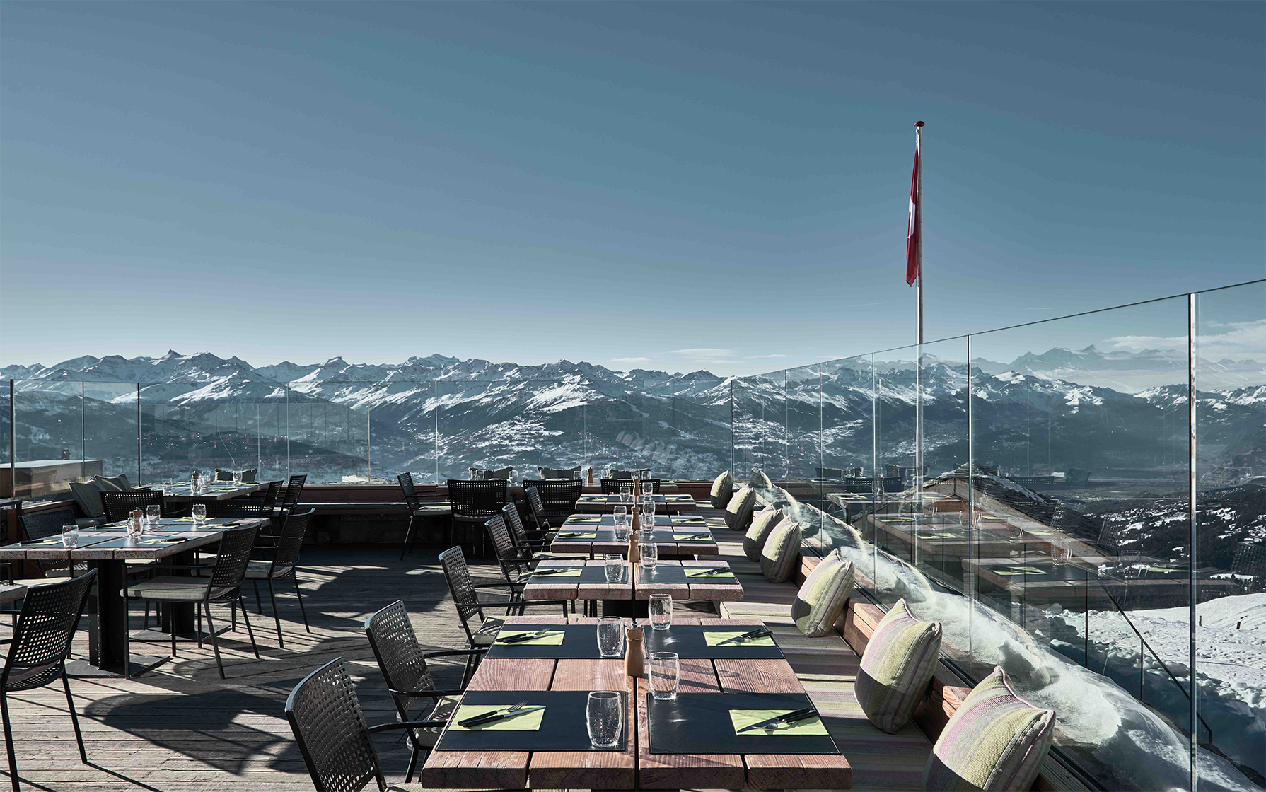 Terrasse du restaurant Chetzeron sur les pistes de ski à Crans-Montana, Valais, avec vue panoramique sur les Alpes
