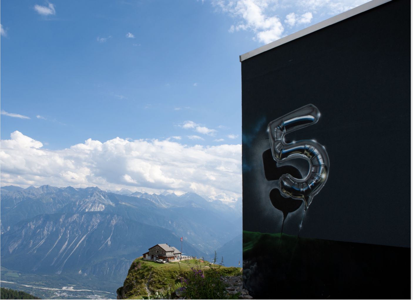 An den Fassaden der Gebäude aus den 1970er-Jahren und an den Skiliftanlagen 34 Werke von nationalen und internationalen Kunstschaffenden zu bewundern gibt, Wallis, Schweiz