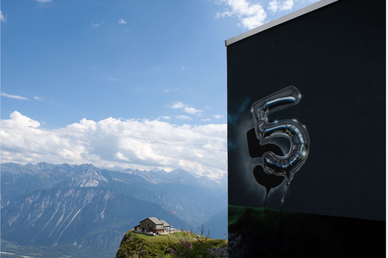 An den Fassaden der Gebäude aus den 1970er-Jahren und an den Skiliftanlagen 34 Werke von nationalen und internationalen Kunstschaffenden zu bewundern gibt, Wallis, Schweiz