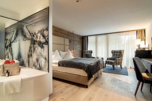 Das geräumige Zimmer einer Unterkunft