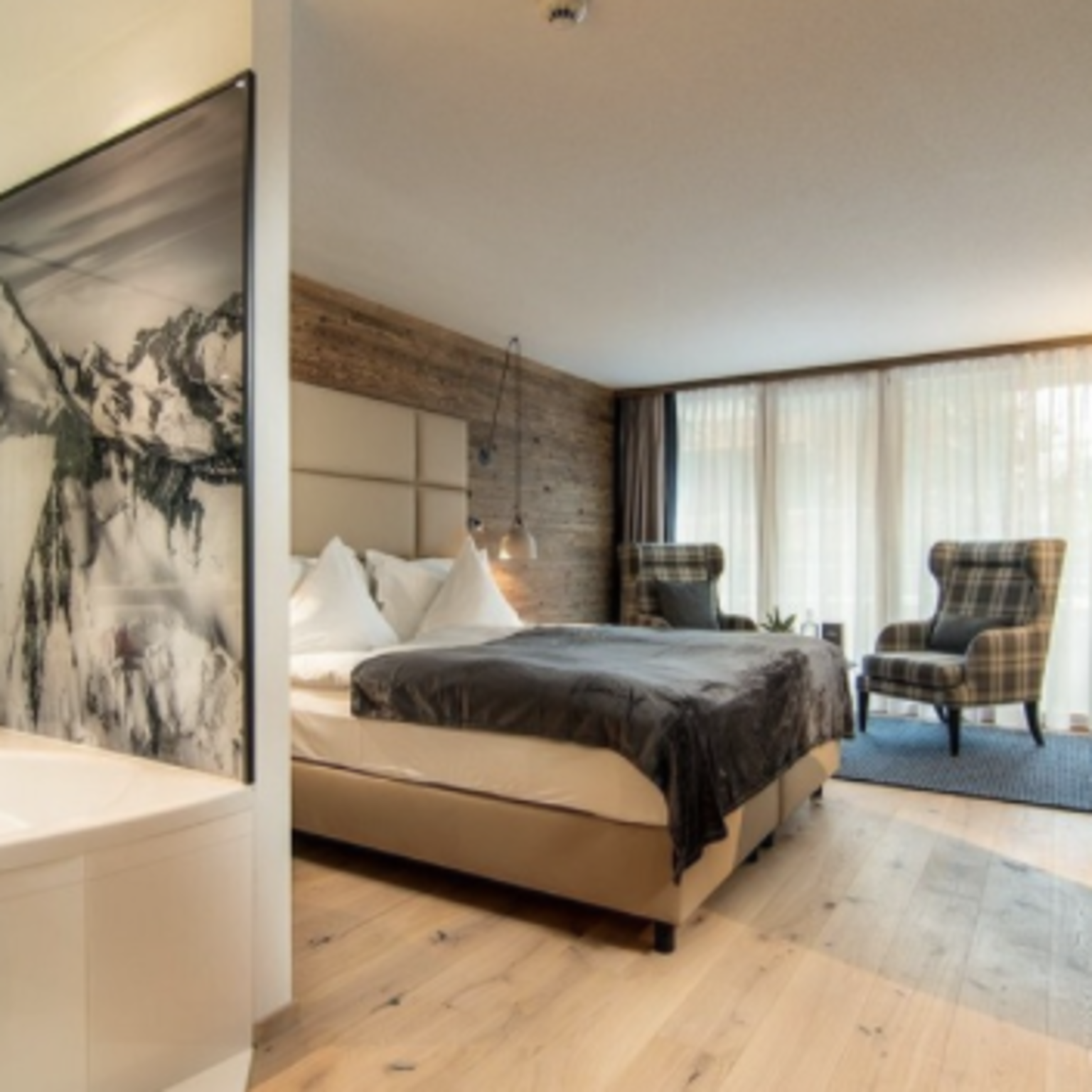 Das geräumige Zimmer einer Unterkunft