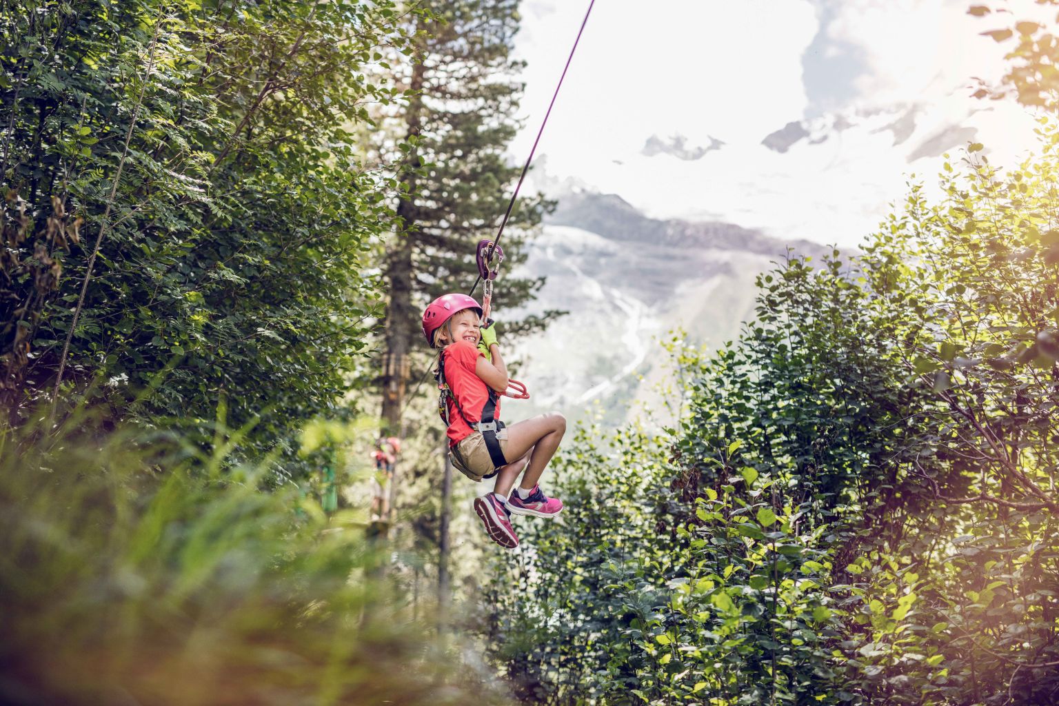 Enfant sur une corde de glisse, Valais, Suisse