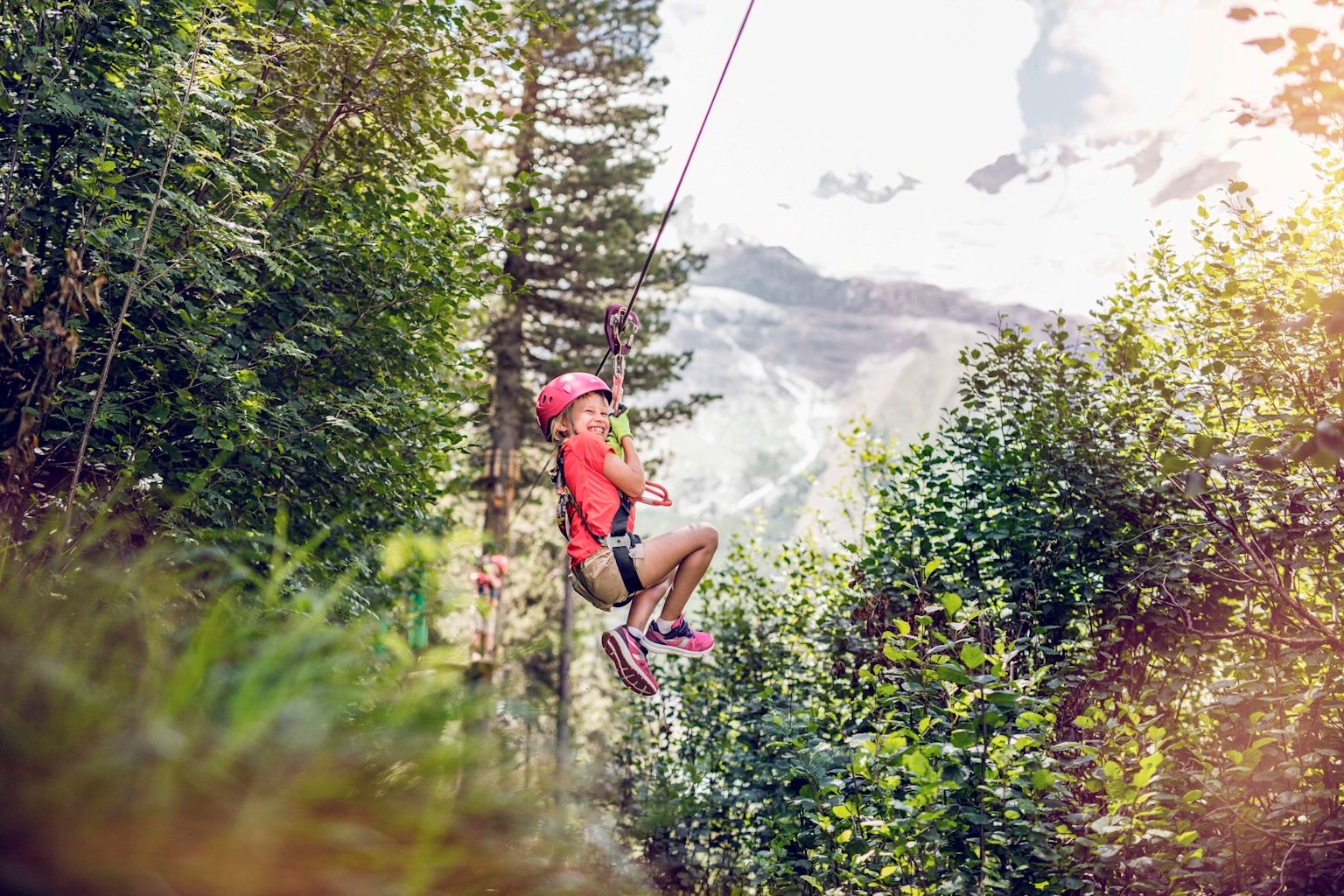 Enfant sur une corde de glisse, Valais, Suisse