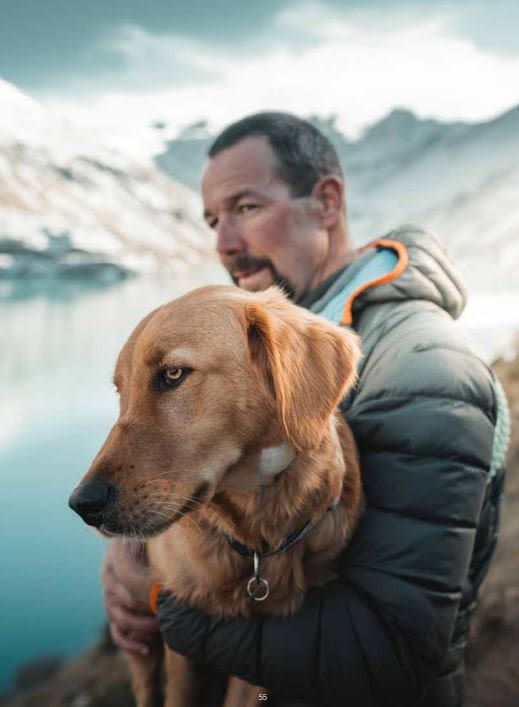 Il cane e Flo fanno una passeggiata al lago artificiale, Vallese, Svizzera