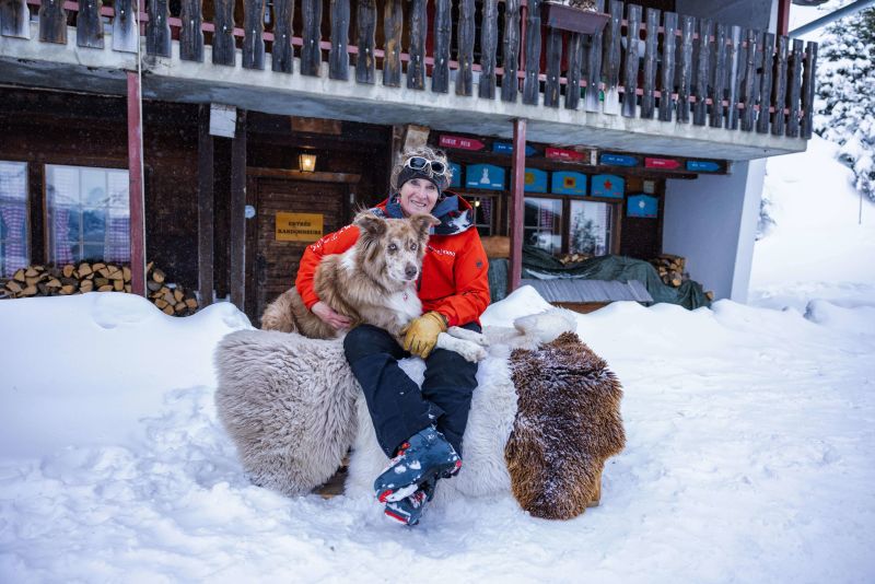 Christine Oguey und ihr Lawinenhund Chulu, Winter im Wallis, Schweiz