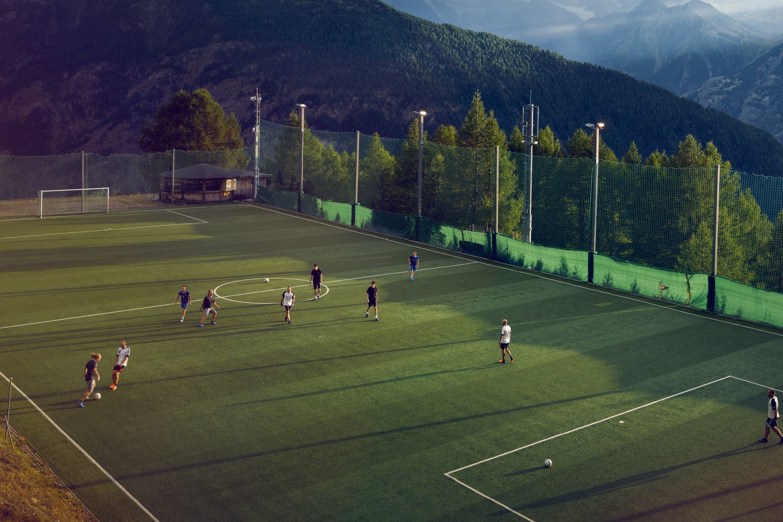 Fussballspiel im Wallis, work-life balance, hobby, leben und arbeiten im Wallis, Schweiz
