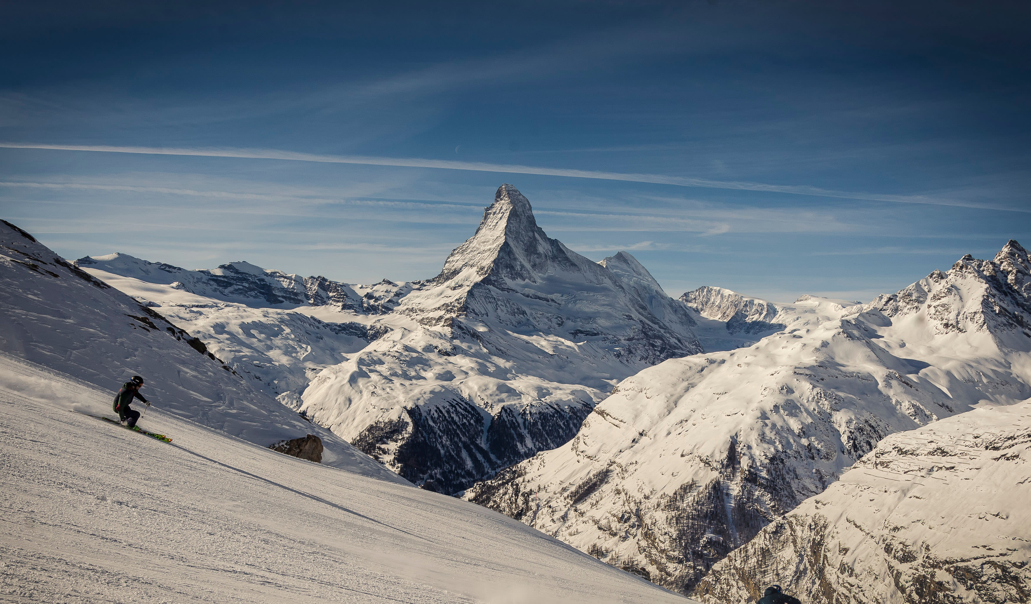 Skifahren in Zermatt mit einem fantastischen Blick auf das beeindruckende Matterhorn, Zermatt, Winter im Wallis, Schweiz