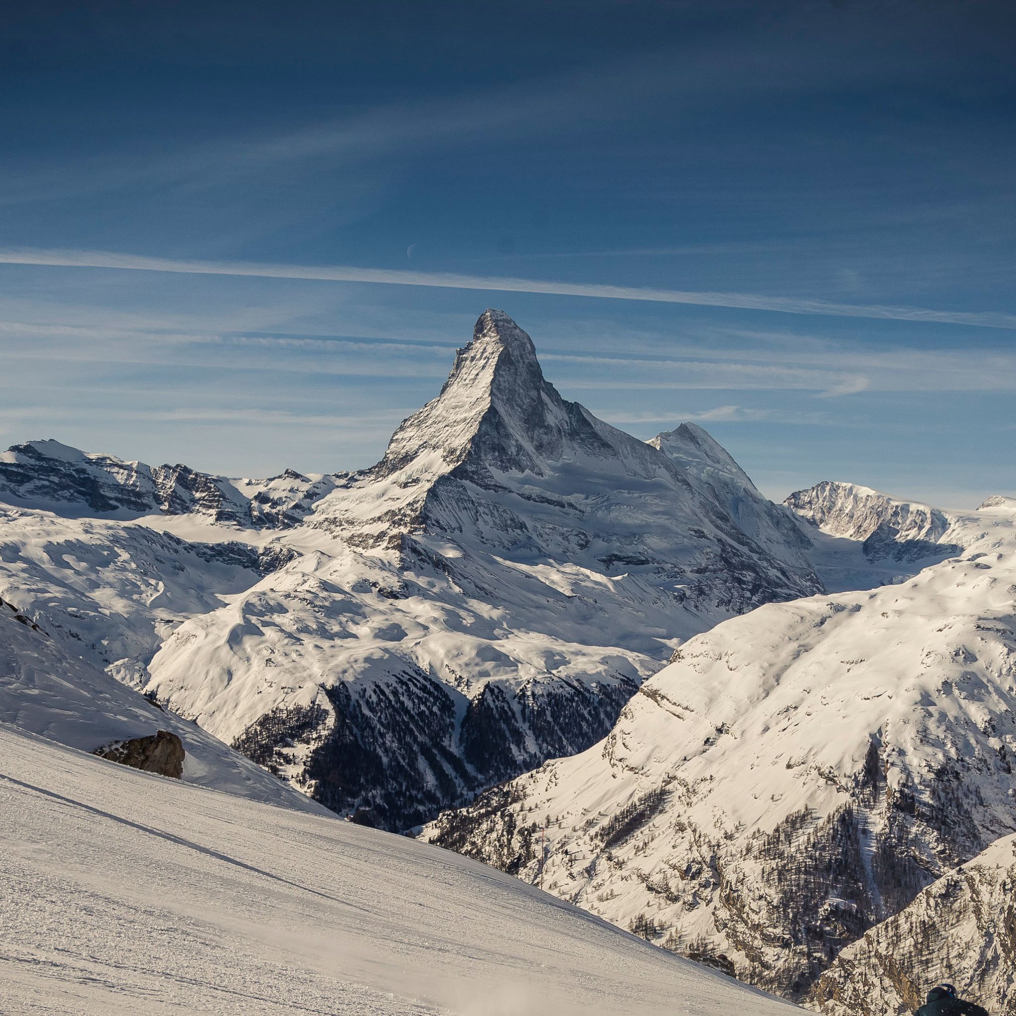 Skifahren in Zermatt mit einem fantastischen Blick auf das beeindruckende Matterhorn, Zermatt, Winter im Wallis, Schweiz