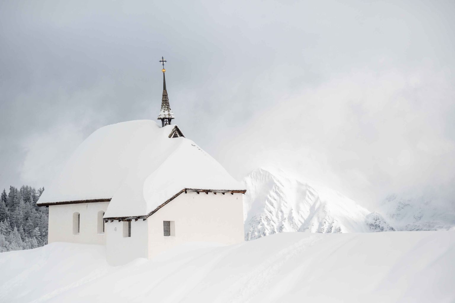 verschneite Kapelle auf der Bettmeralp, Wallis, Schweiz