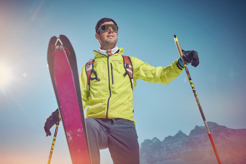 Yannick Ecoeur in seiner Skiaustrüstung, Wallis, Schweiz
