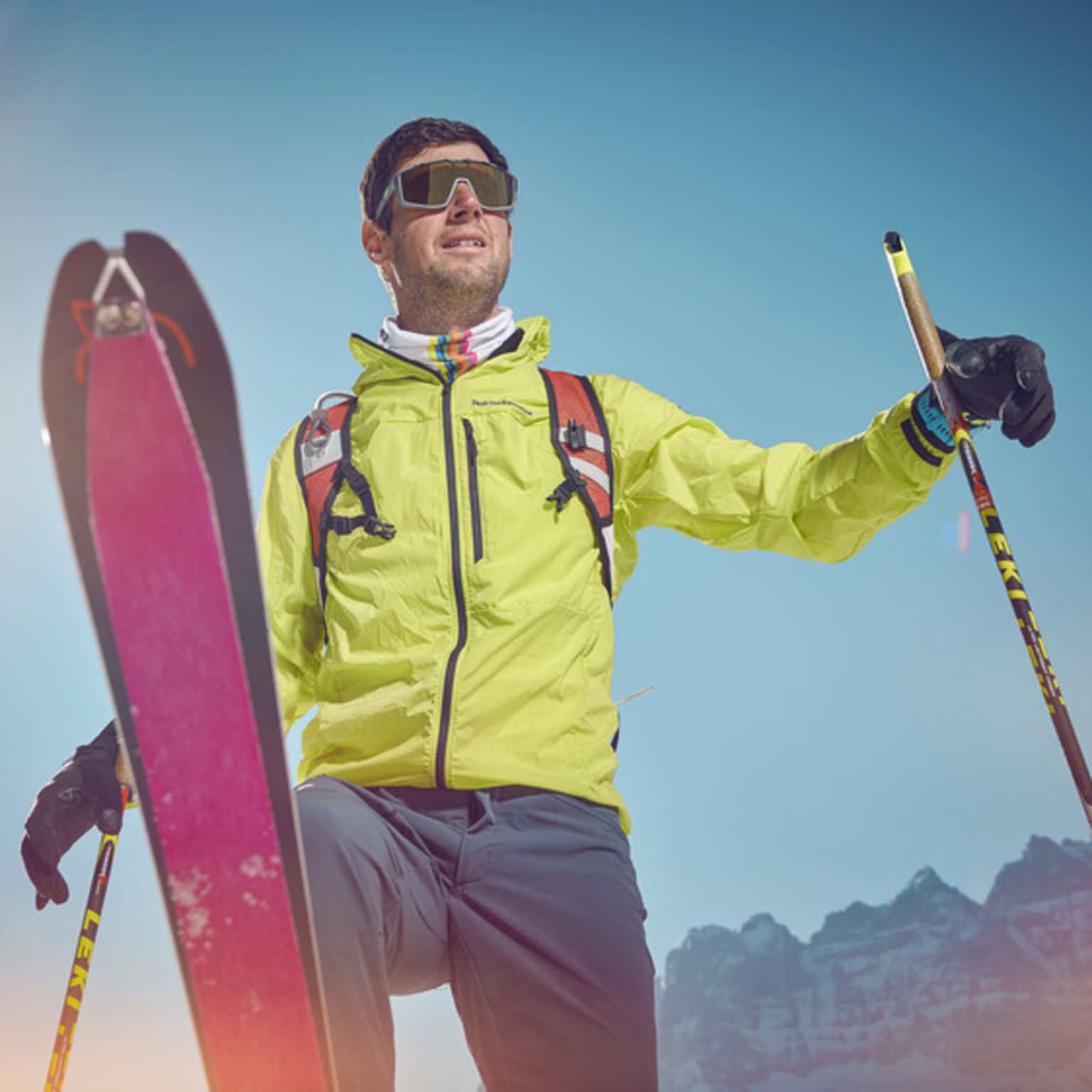 Yannick Ecoeur in seiner Skiaustrüstung, Wallis, Schweiz