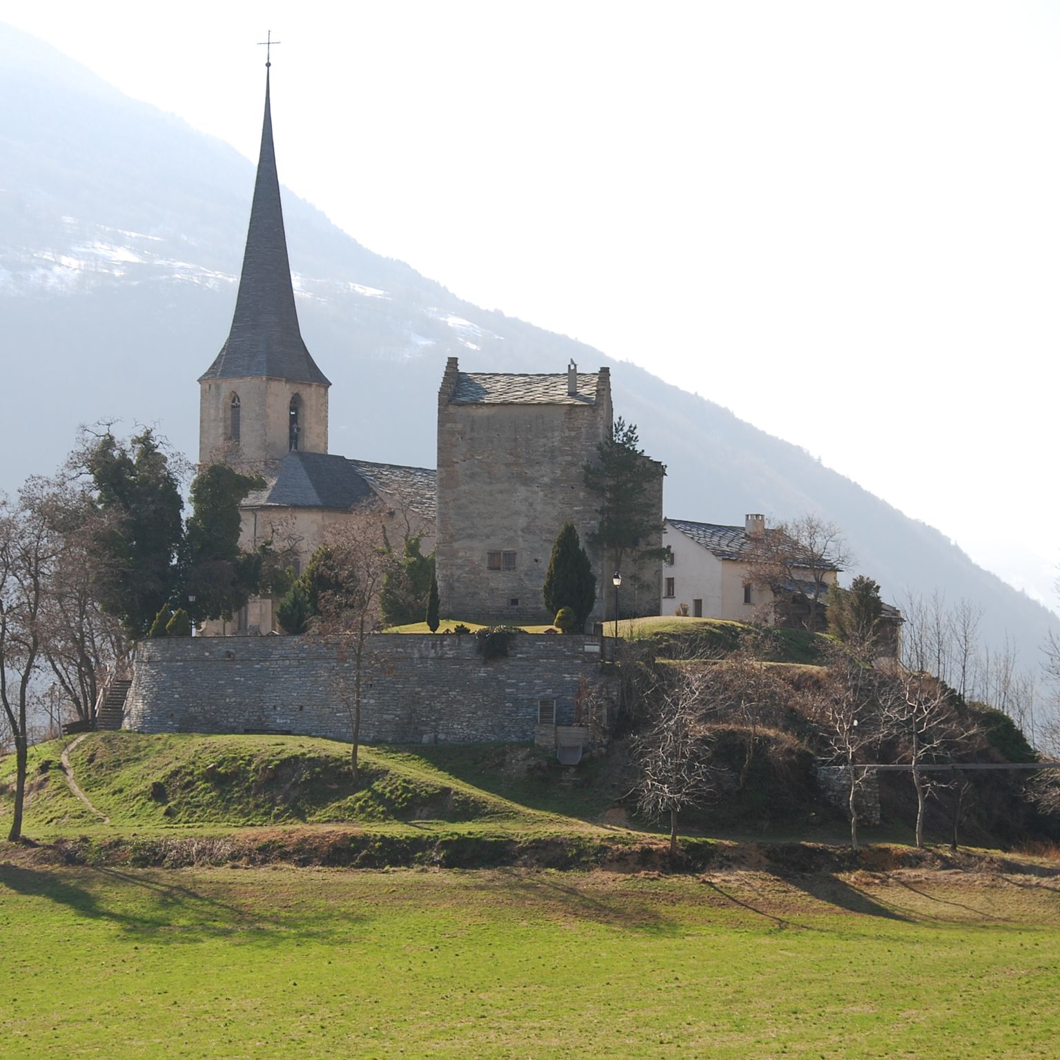 L'église du château à Raron - Niedergesteln en été, Valais