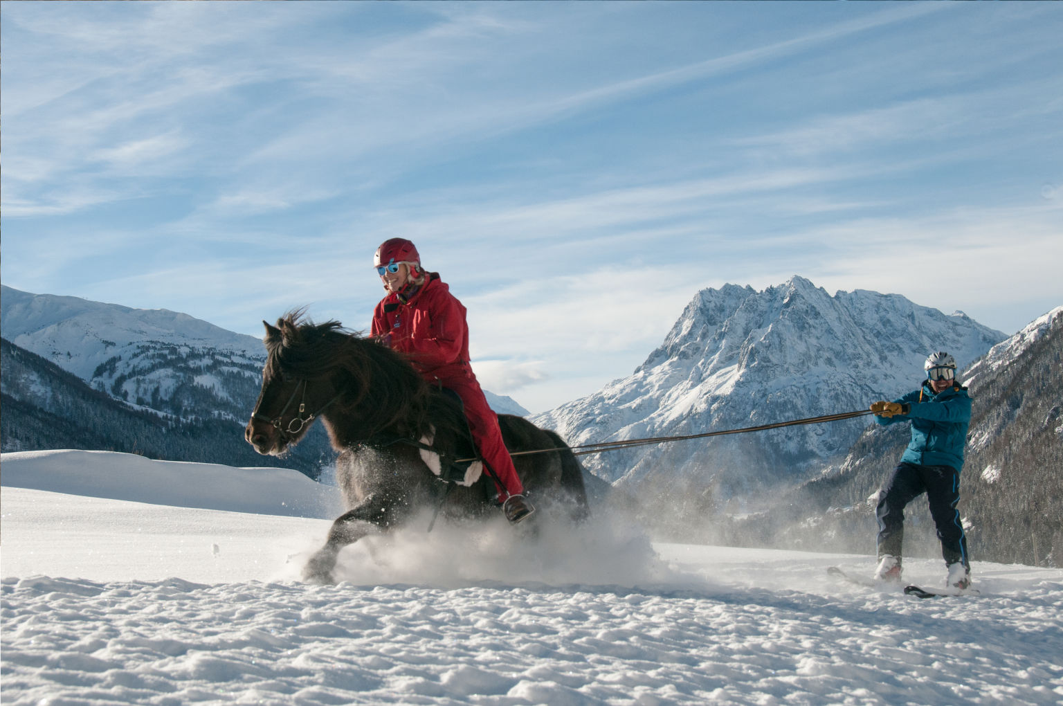 Skifahrer wird von Pferd gezogen in Vallee du Trient, Wallis, Schweiz
