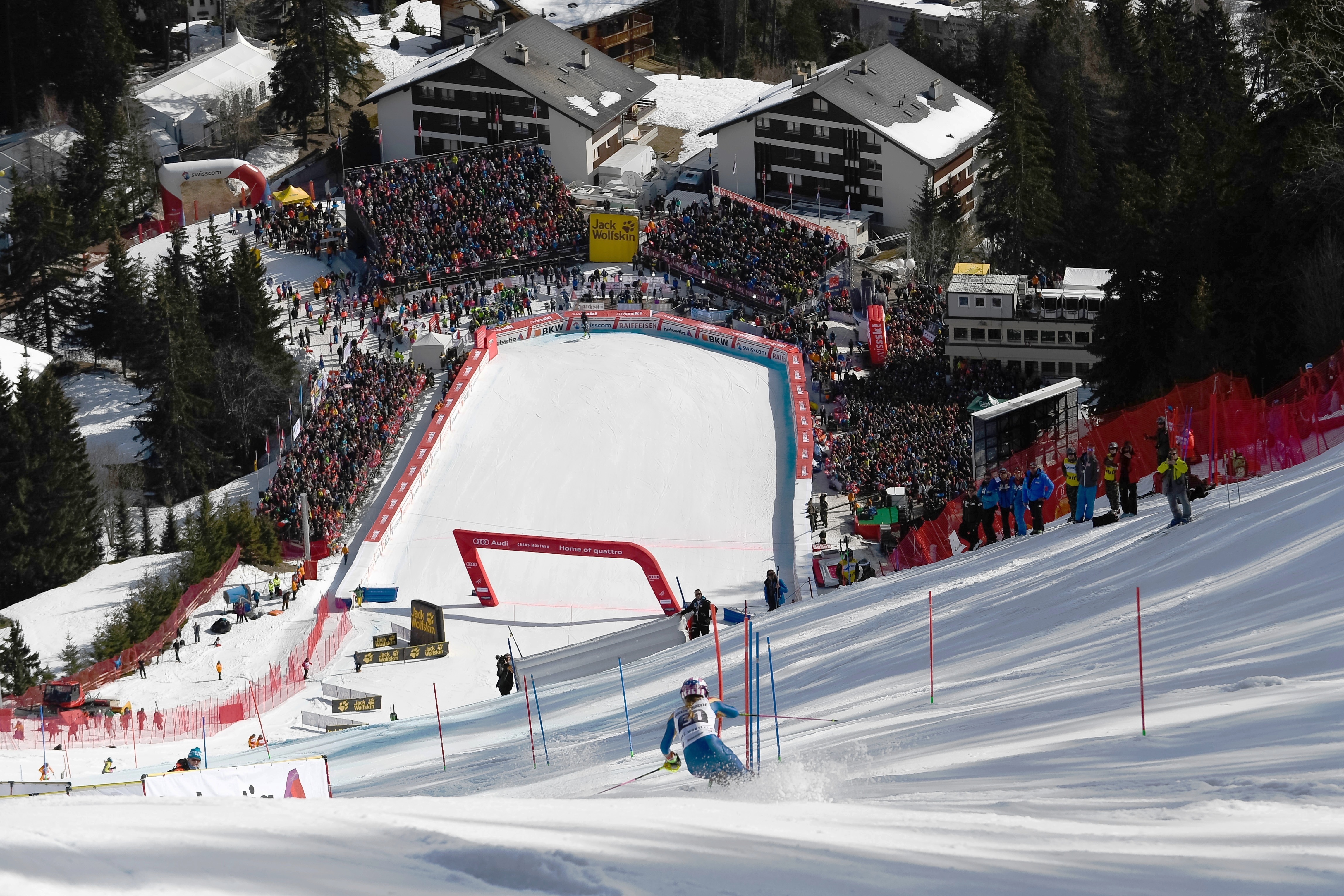 Piste Nationale in Crans-Montana. Die Fans sind am Ziel des Rennens. Wallis Schweiz