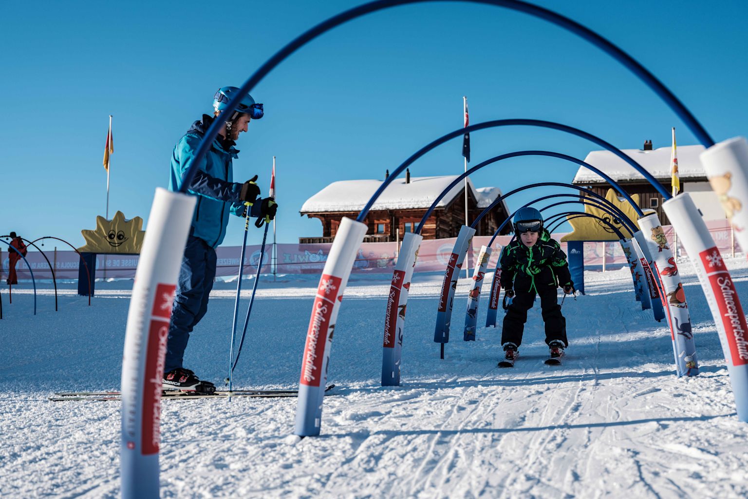 Un enfant apprend à skier au jardin des neiges de Riederalp, en Valais, Suisse.