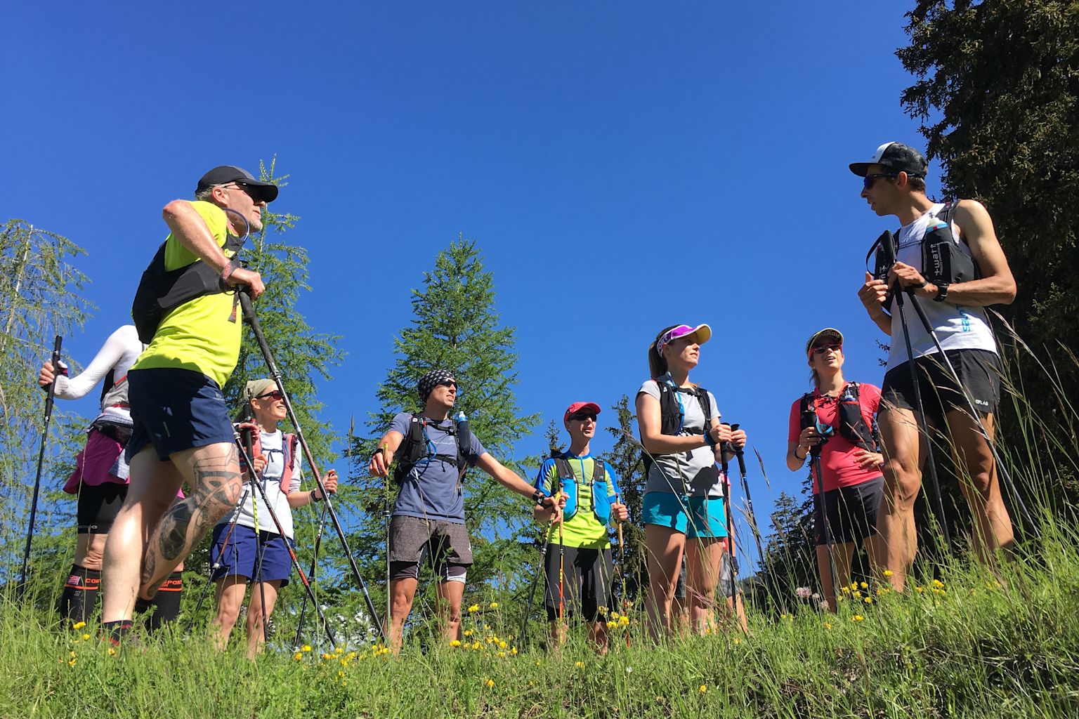 Jules-Henri Gabioud explique à son groupe les bases du trail running. Valais Wallis Schweiz Suisse