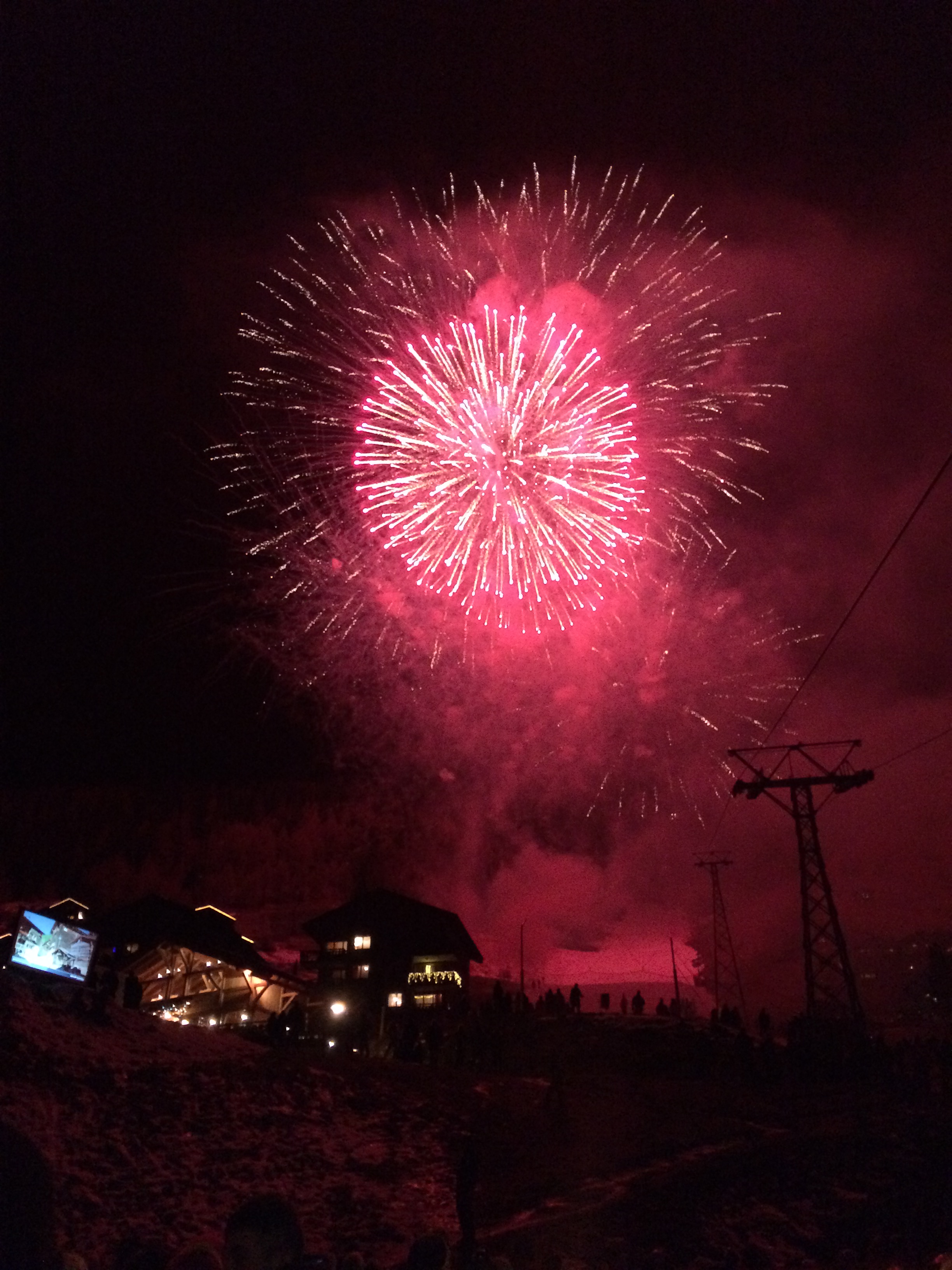 Feux d'artifices dans le Val d'Anniviers pour le nouvel an. Valais, Suisse