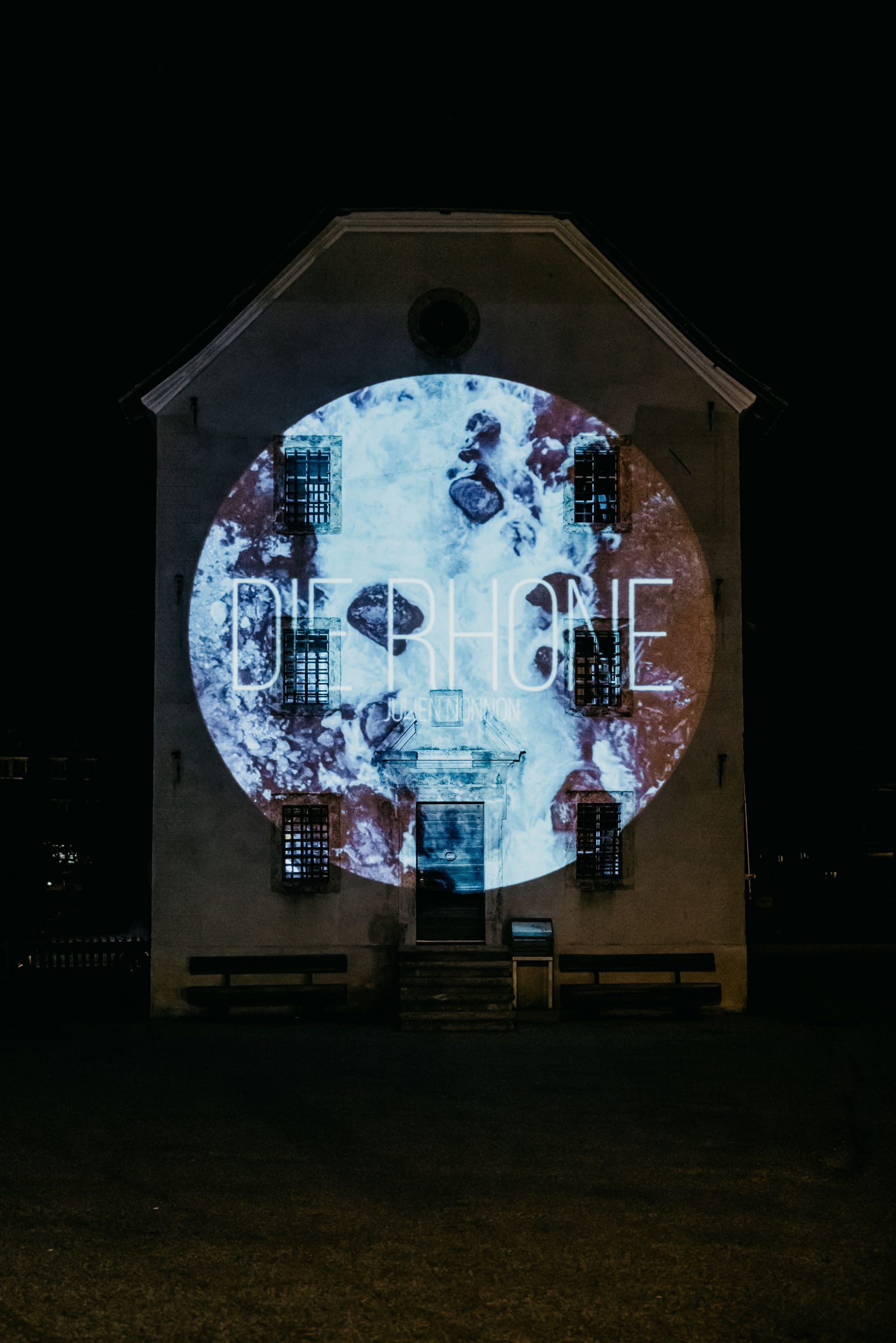 Bildprojektion des französischen Künstlers Julien Nonnon an der Fassade des ehemaligen Gefängnisses im geschützten Dorfkern von Ernen, Wallis, Schweiz