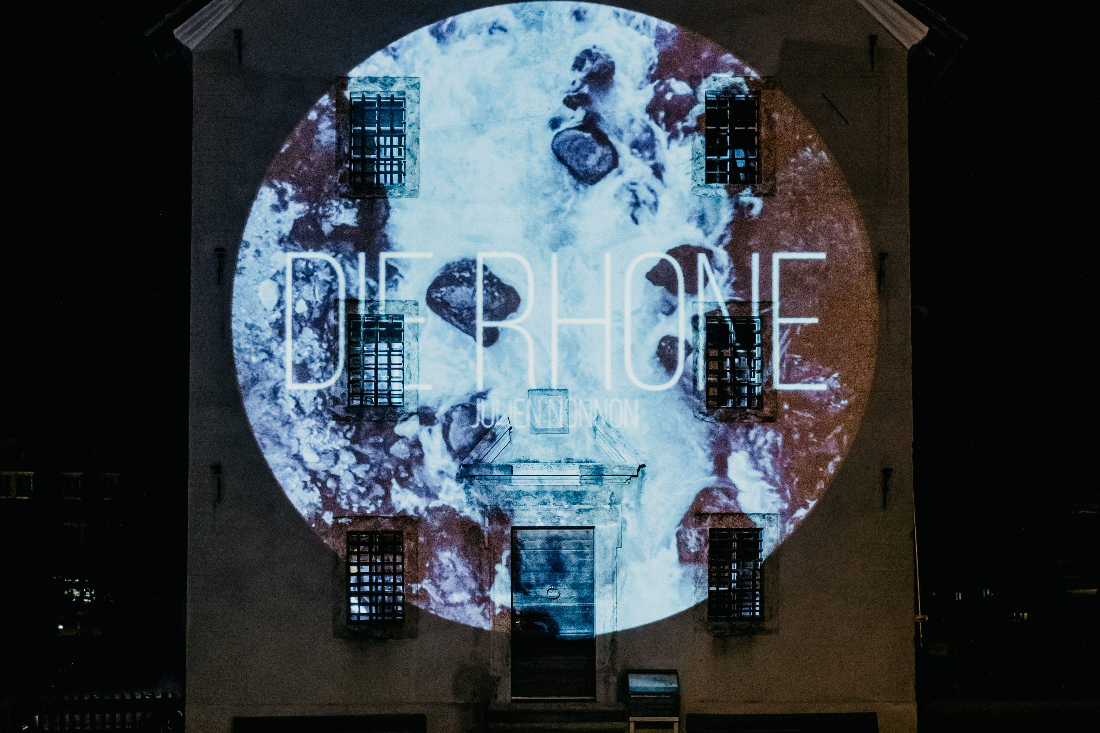 Projection visuelle de l’artiste français Julien Nonnon sur la façade de l’ancienne prison au centre protégé du village d’Ernen, Valais, Suisse