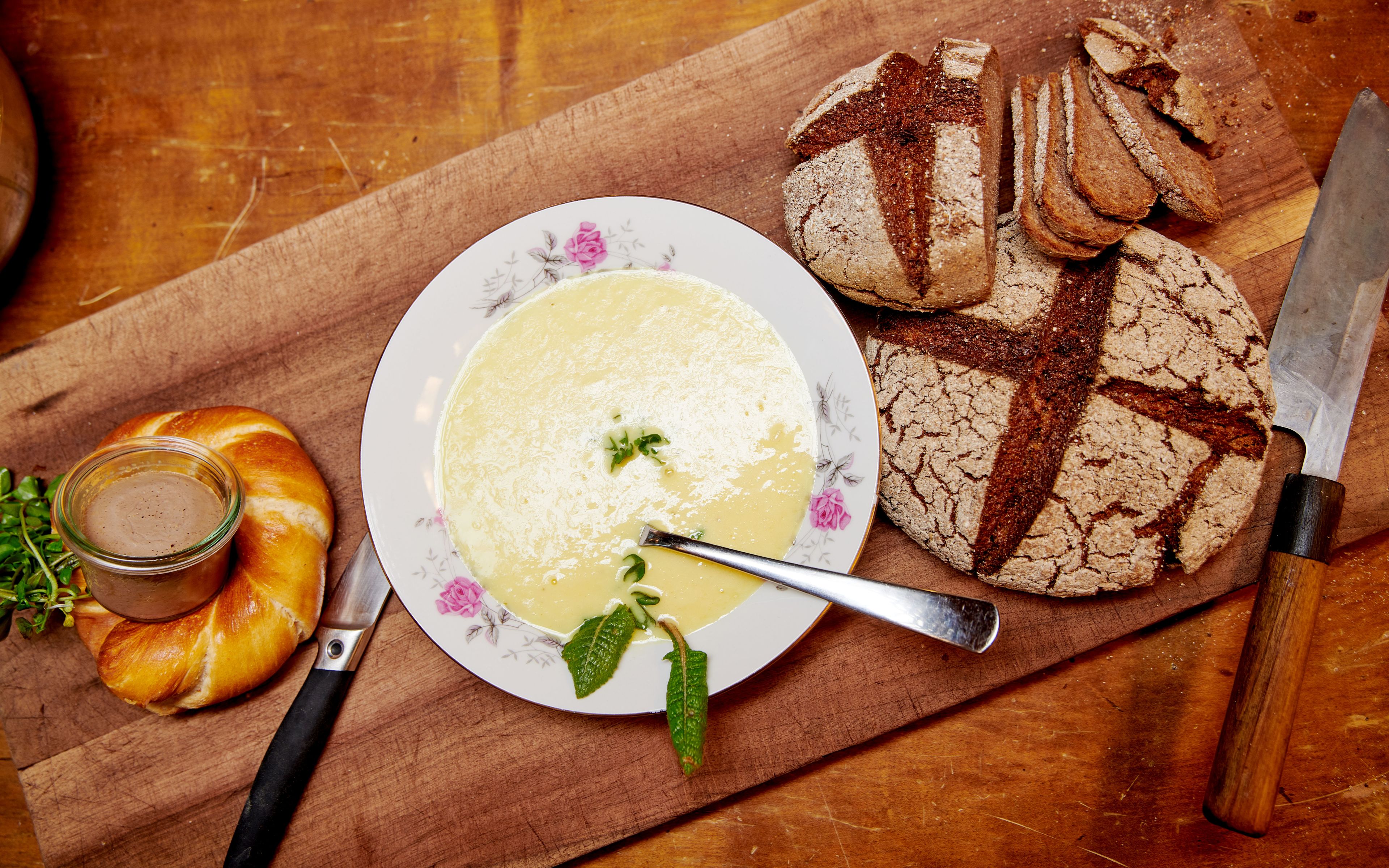 La soupe aux fleurs-clés de Maître Leuenberger avec du vin, de l'eau, du moût et du miel peut aussi être réalisée par des amateurs, Valais, Suisse