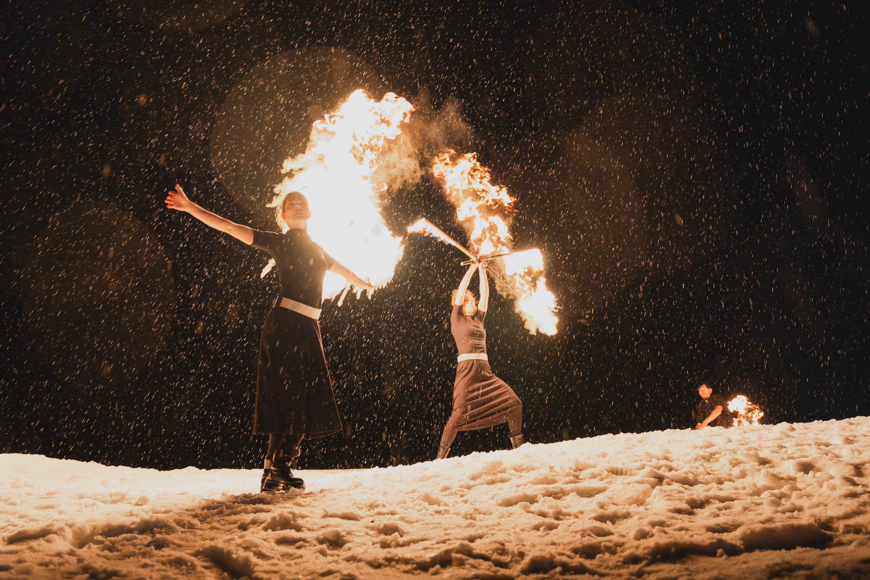 Artistes réalisant un spectacle de feu dans la neige à La Tzoumaz pour le 1er janvier