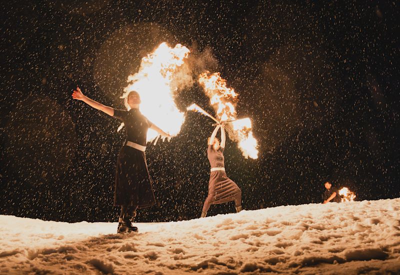 Artistes réalisant un spectacle de feu dans la neige à La Tzoumaz pour le 1er janvier