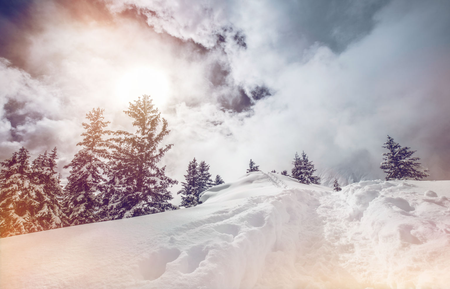 Spüren im Schnee in Belalp, Winter im Wallis, Skiferien im Wallis, Schweiz