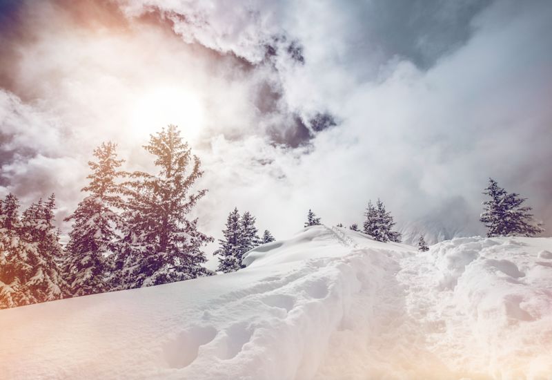 Paysage hivernal à Belalp, traces dans la neige, hiver en Valais, Suisse