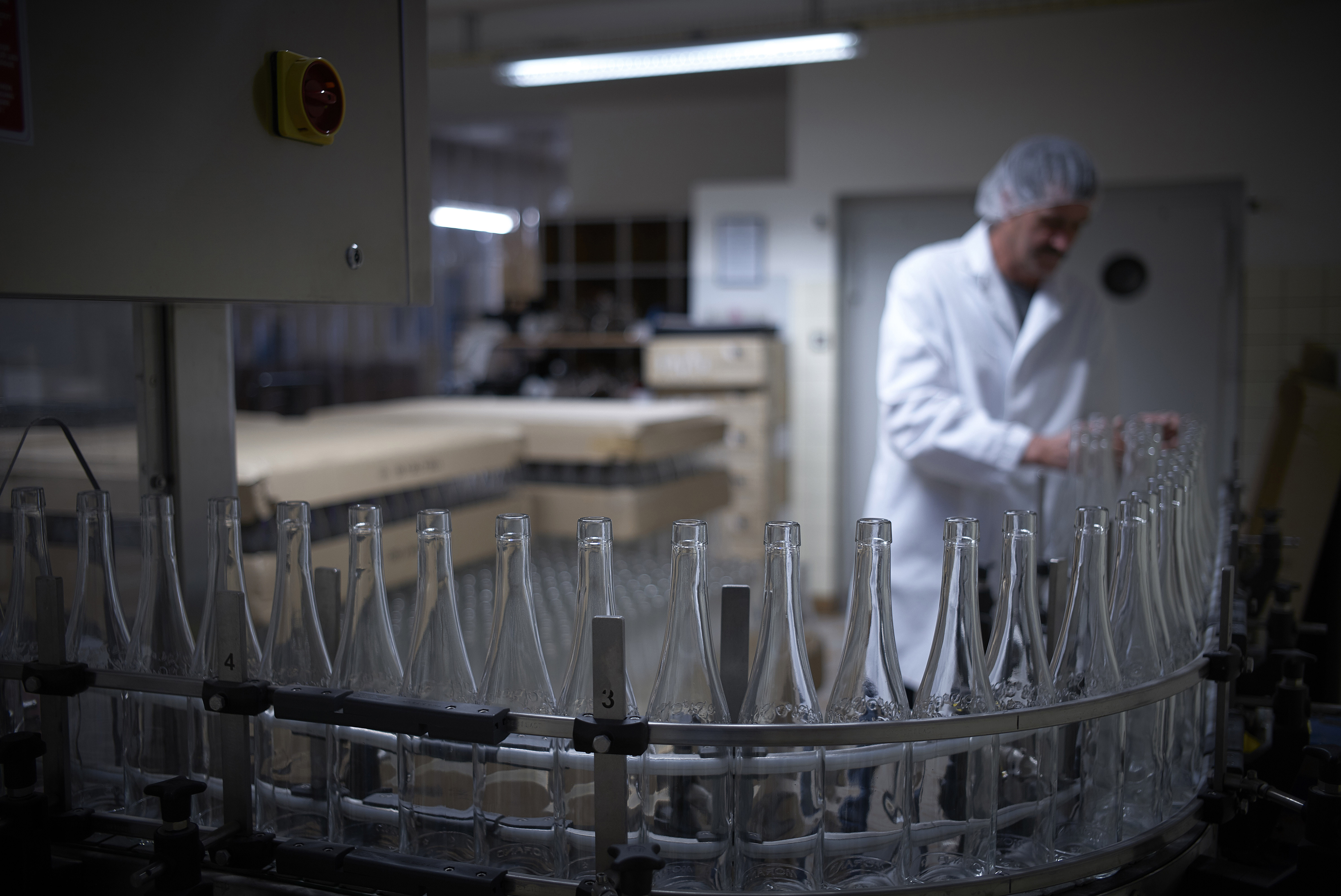 Einfüllen der Eaux de Vie in Flaschen.