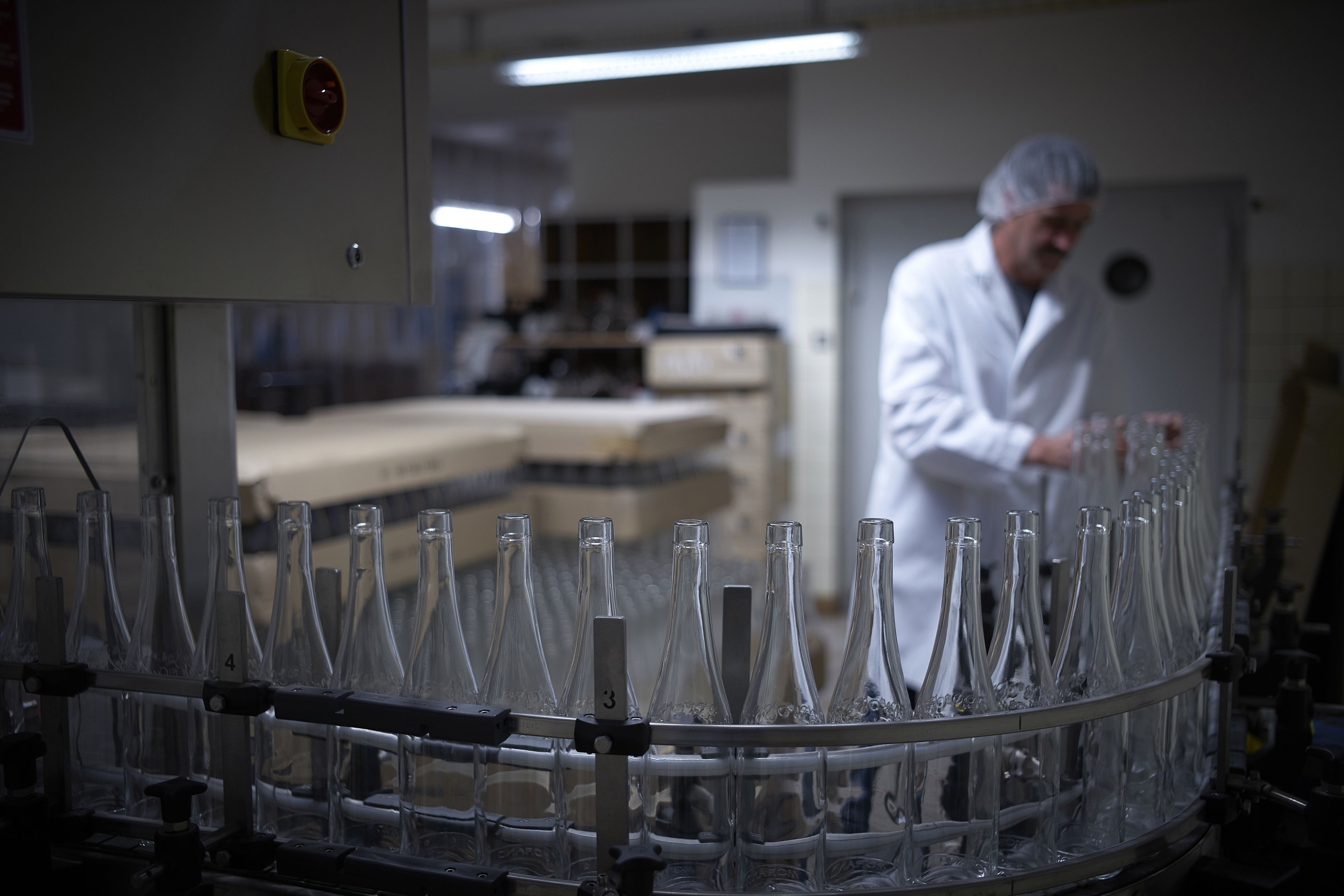 Einfüllen der Eaux de Vie in Flaschen.