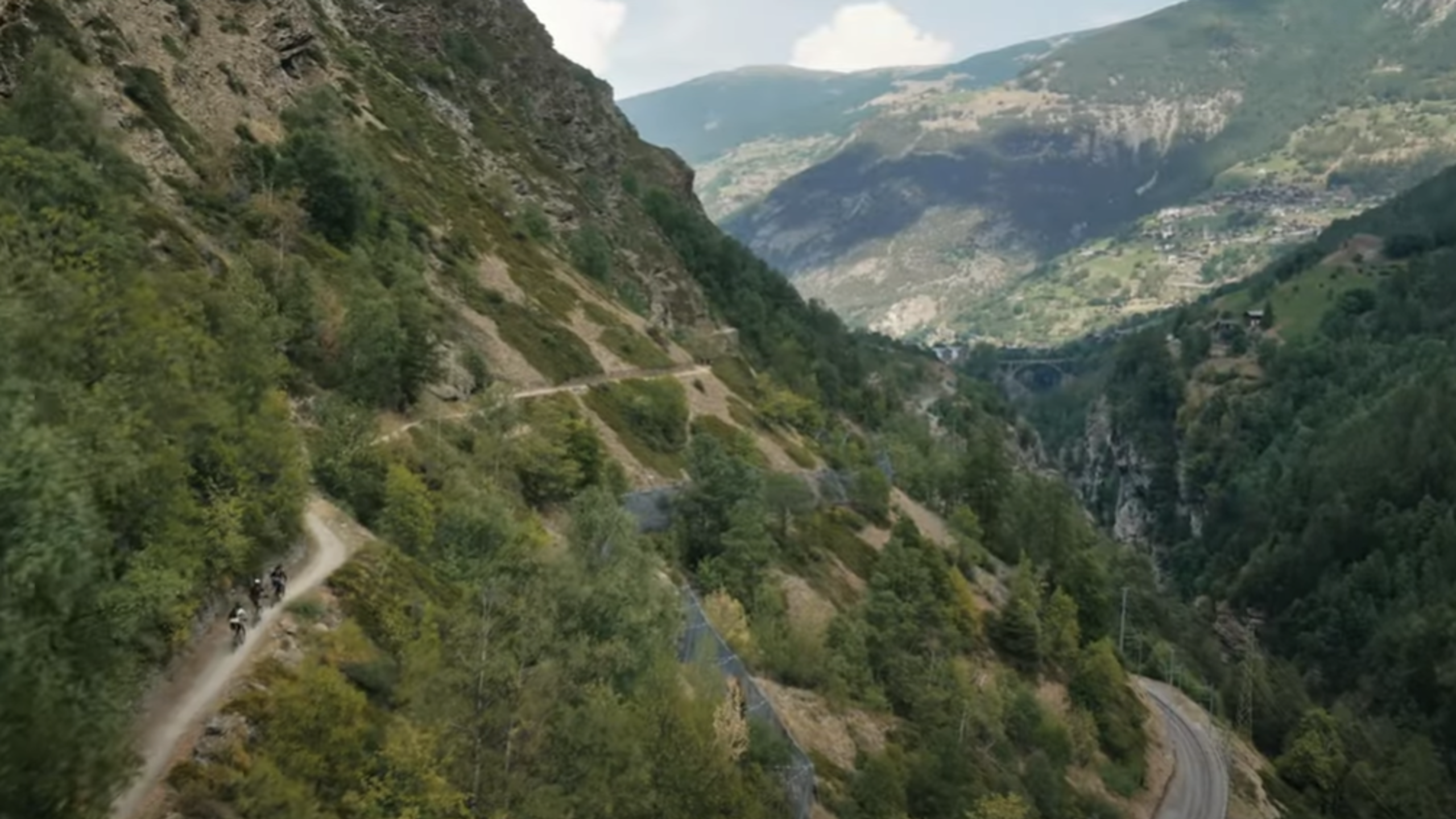 Drei Mountainbiker auf der Strecke des Valais Alpine Bike zwischen Graechen und Brig, Wallis, Schweiz.