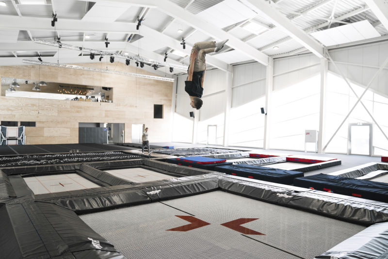 Gymnaste effectuant un salto au trampoline à l'Alaïcha Chalet, Valais Wallis Schweiz