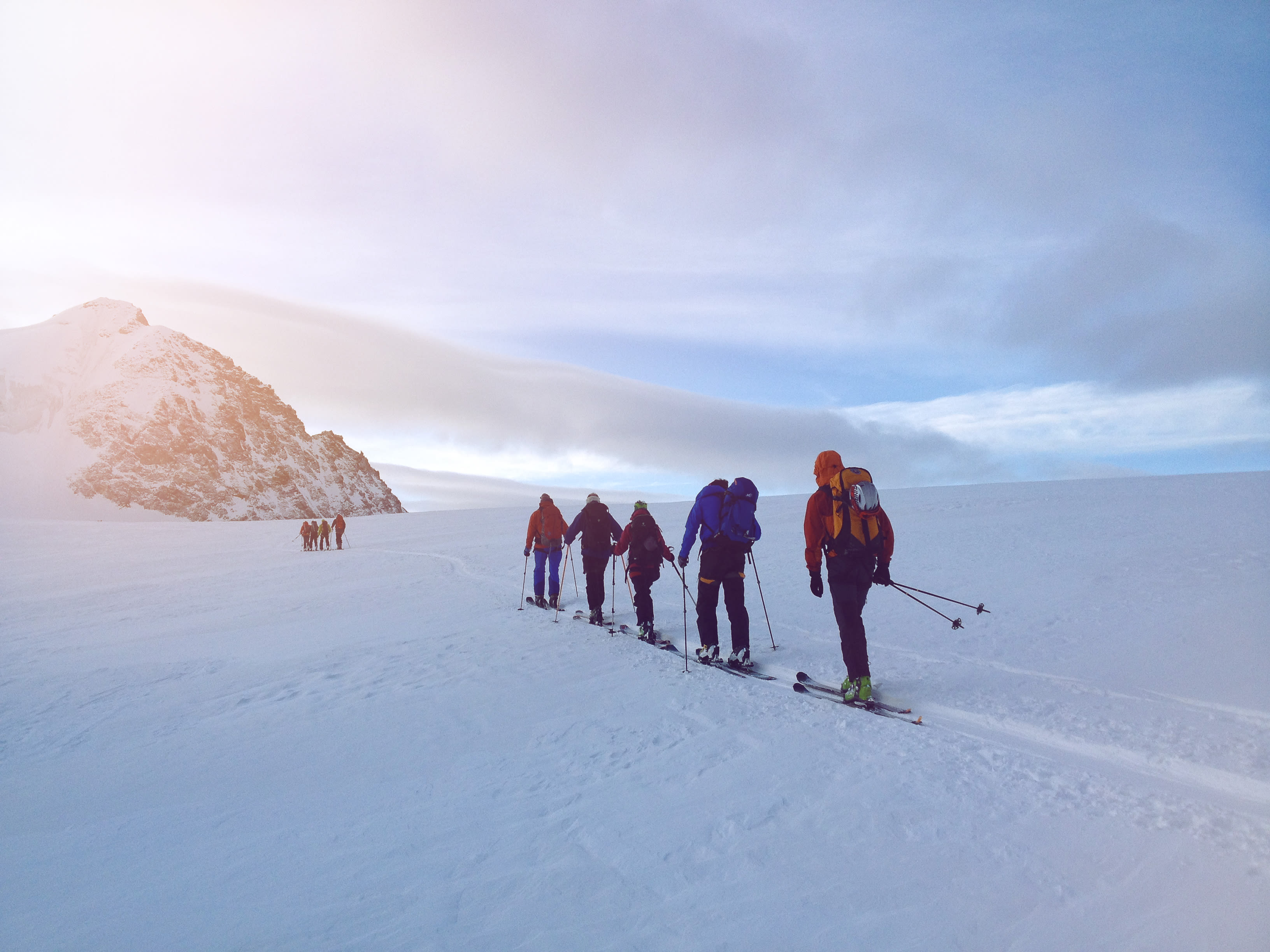 Mit Skis oder Schneeschuhen – Edward Bekker führt seine Gäste durch den Winterzauber Wallis.