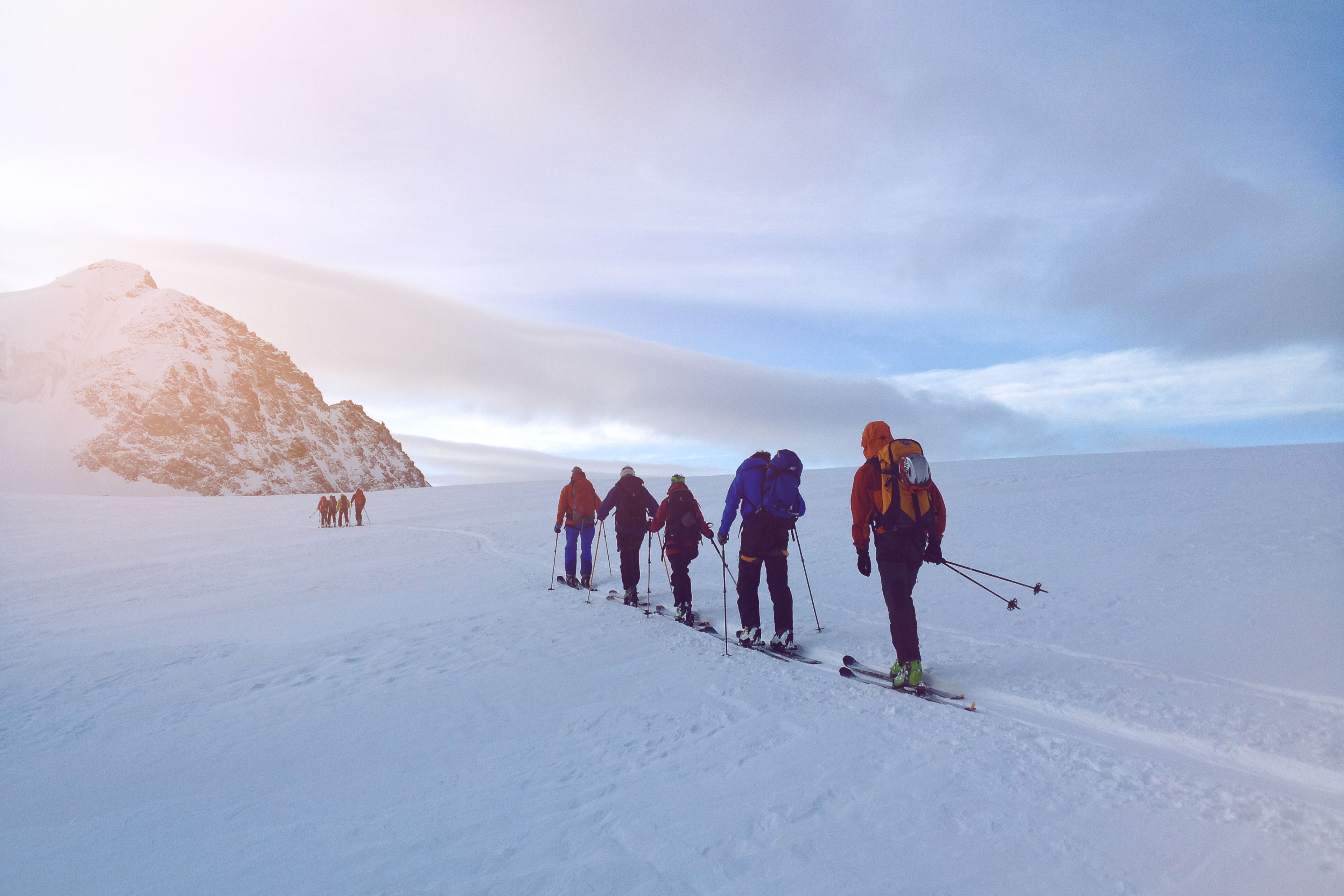 Mit Skis oder Schneeschuhen – Edward Bekker führt seine Gäste durch den Winterzauber Wallis.