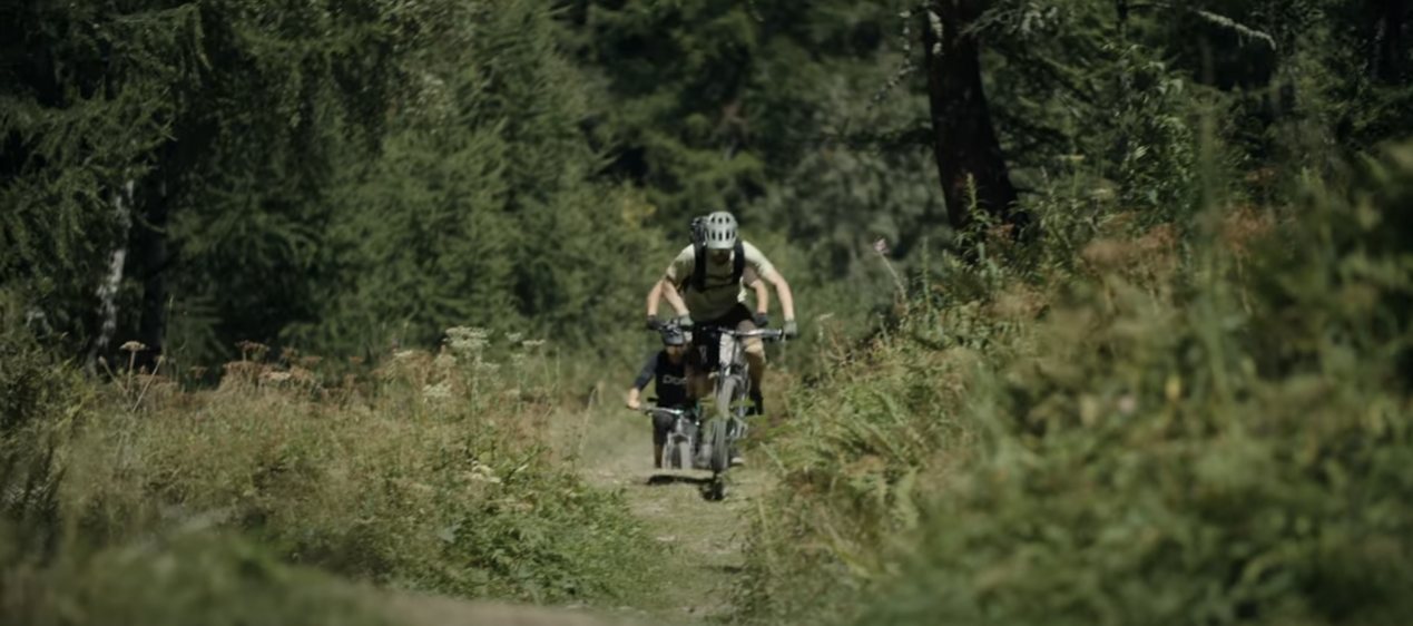 Zwei Mountainbiker auf der Strecke des Valais Alpine Bike zwischen Brig und Blatten, Wallis, Schweiz.