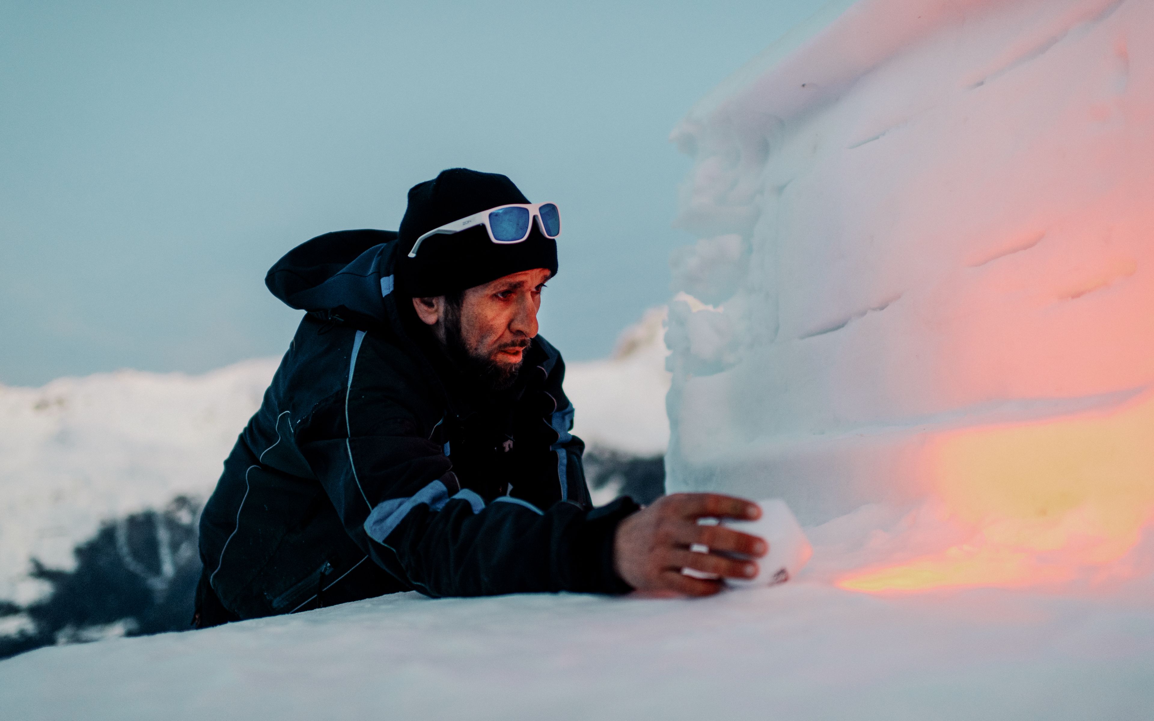 Après son service sur le téléski, Marcio s'attarde souvent un moment près de sa sculpture sur neige, Valais, Suisse