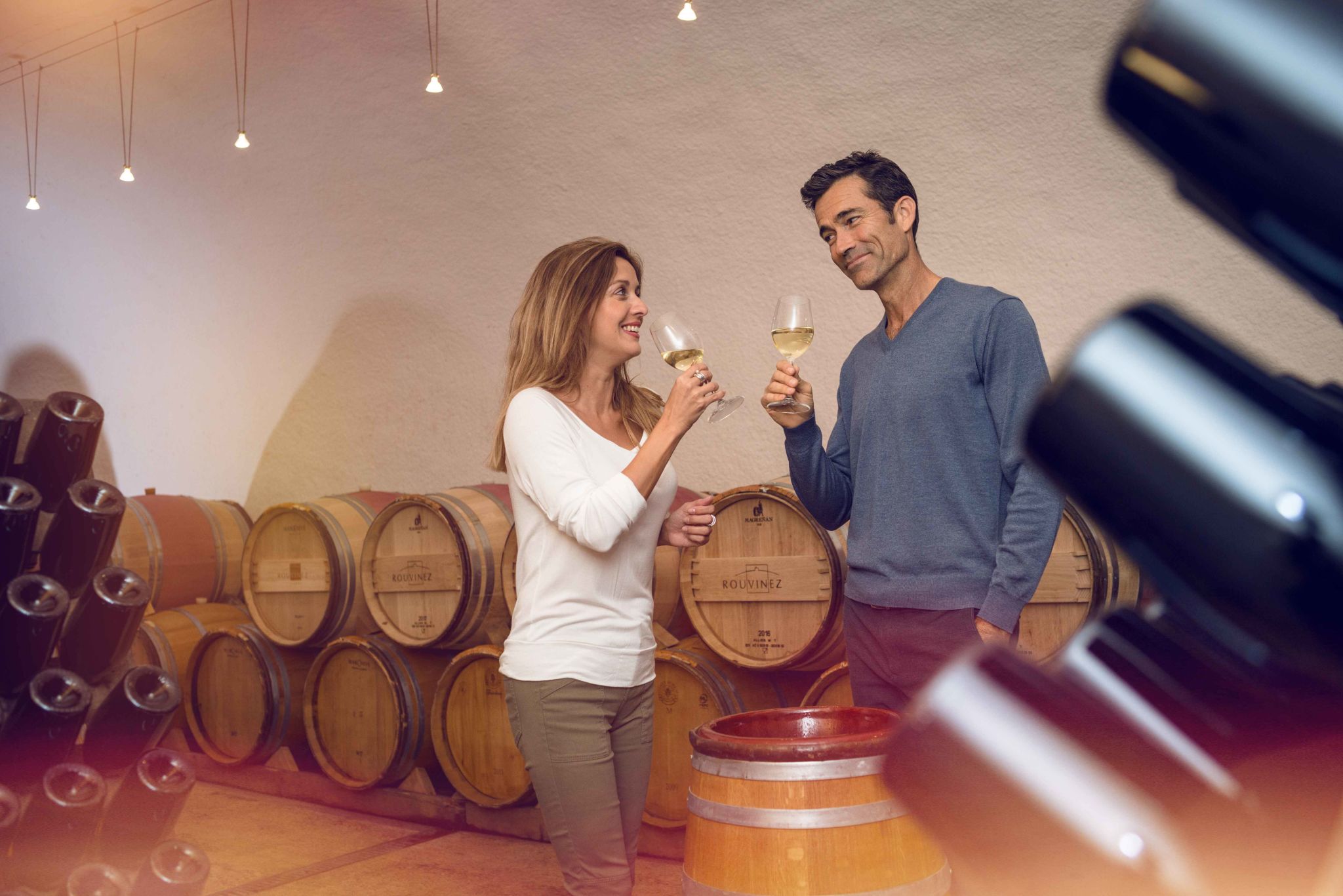 Un couple fait une dégustation de vin blanc dans la cave Rouvinez en Valais. Suisse.